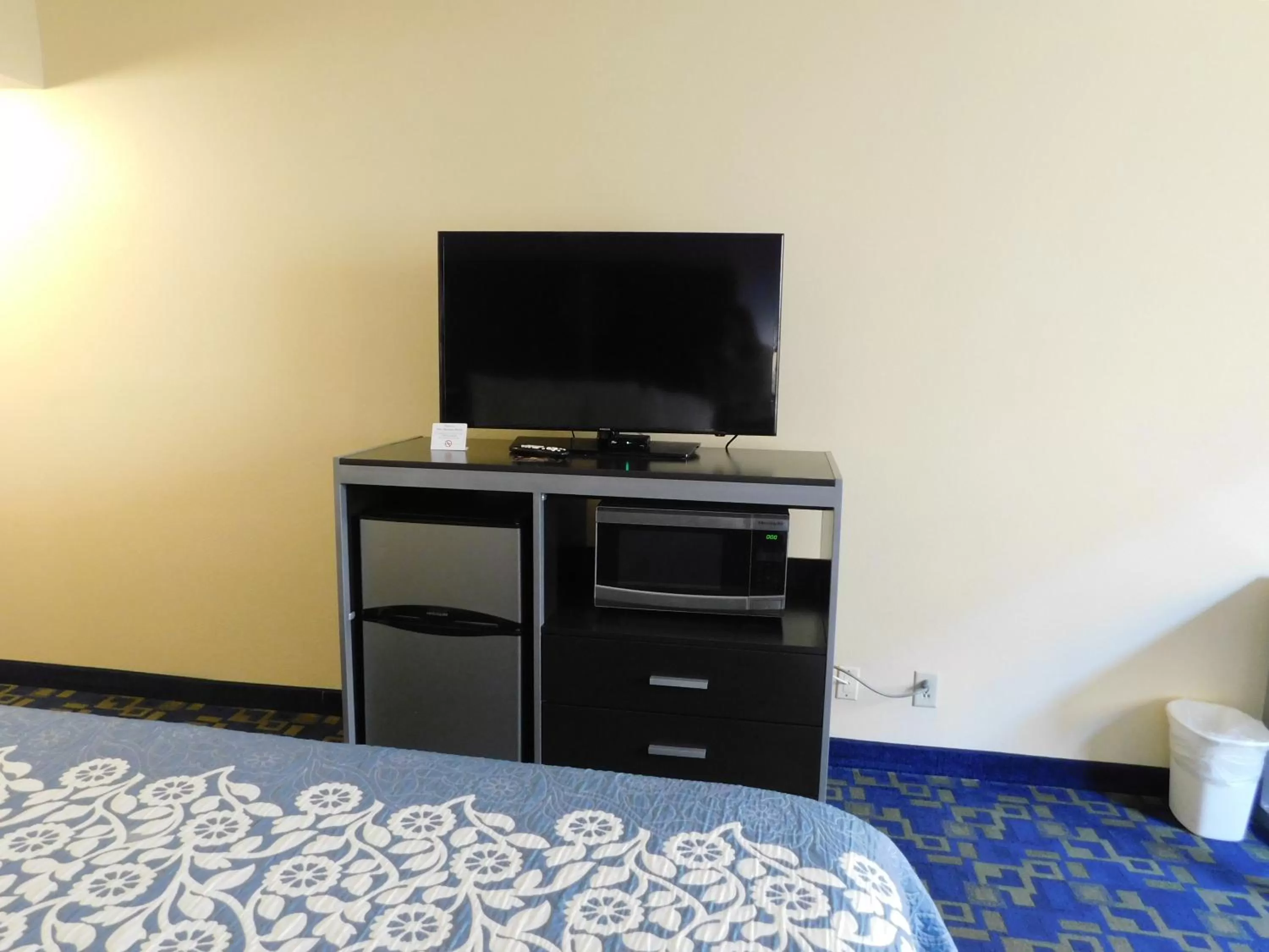 TV and multimedia, Bed in Days Inn & Suites by Wyndham Pocahontas