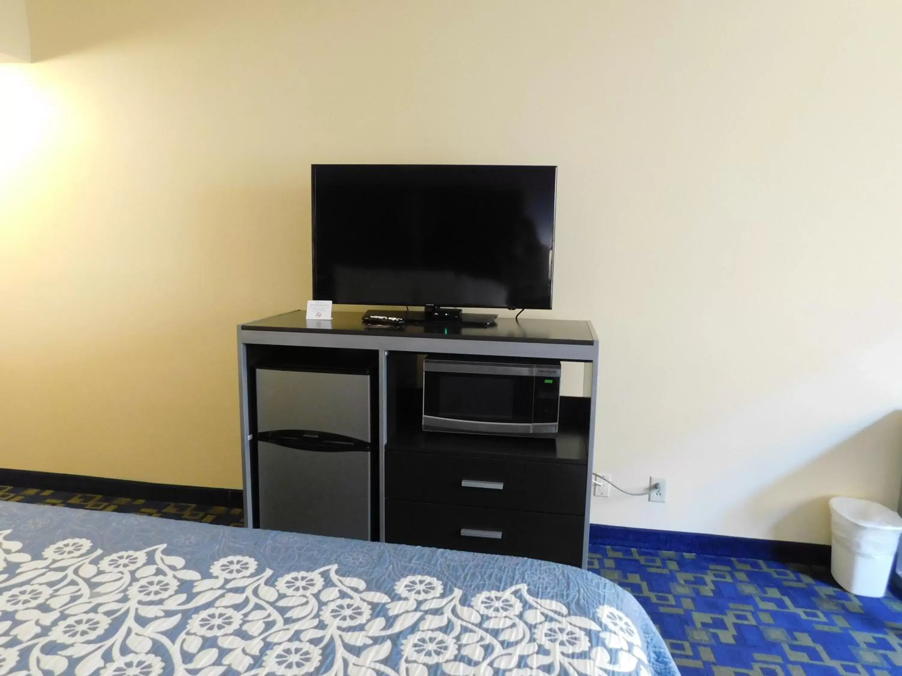 TV and multimedia, TV/Entertainment Center in Days Inn & Suites by Wyndham Pocahontas