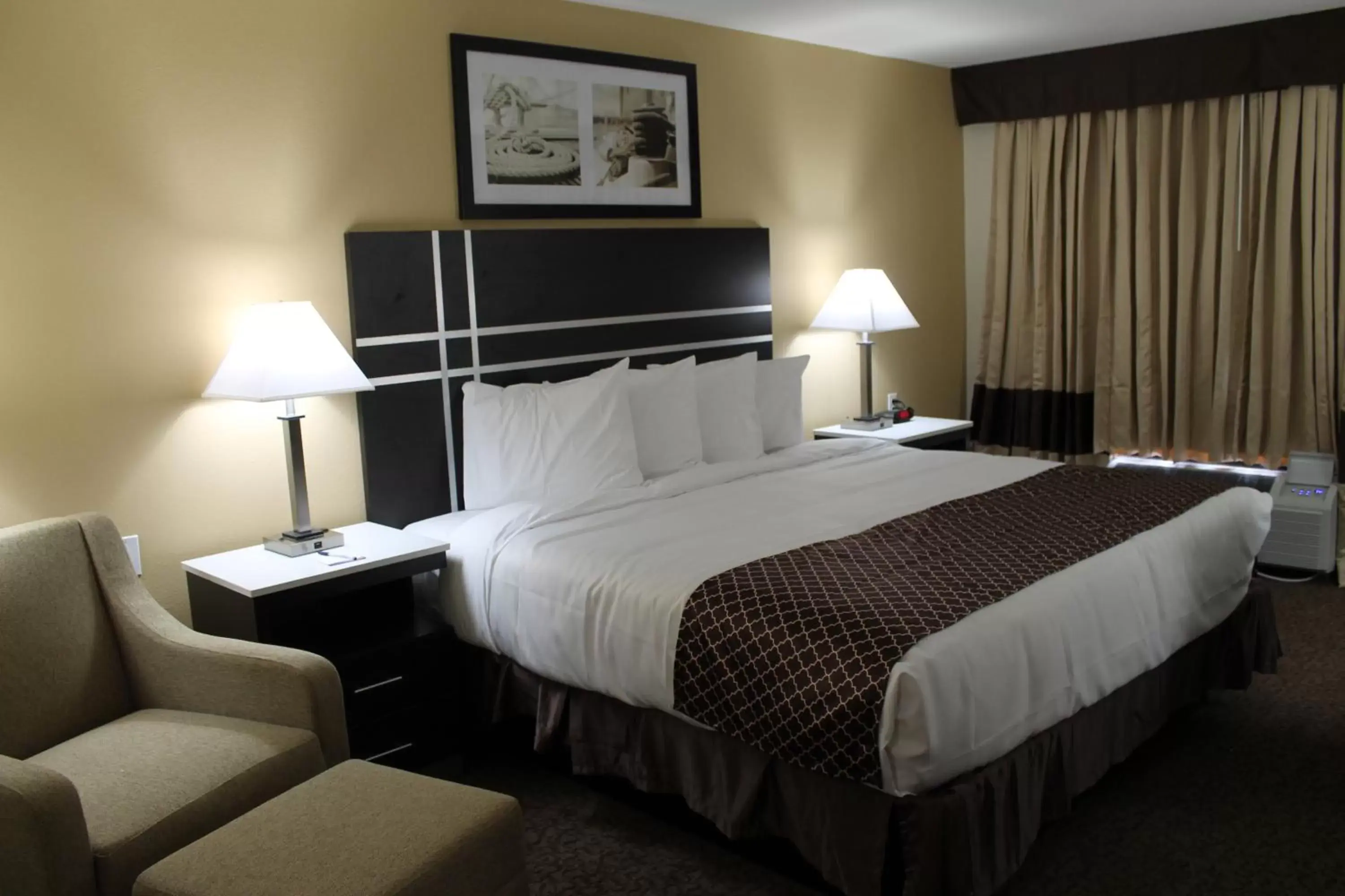 Bed in Baymont Inn & Suites by Wyndham Hammond