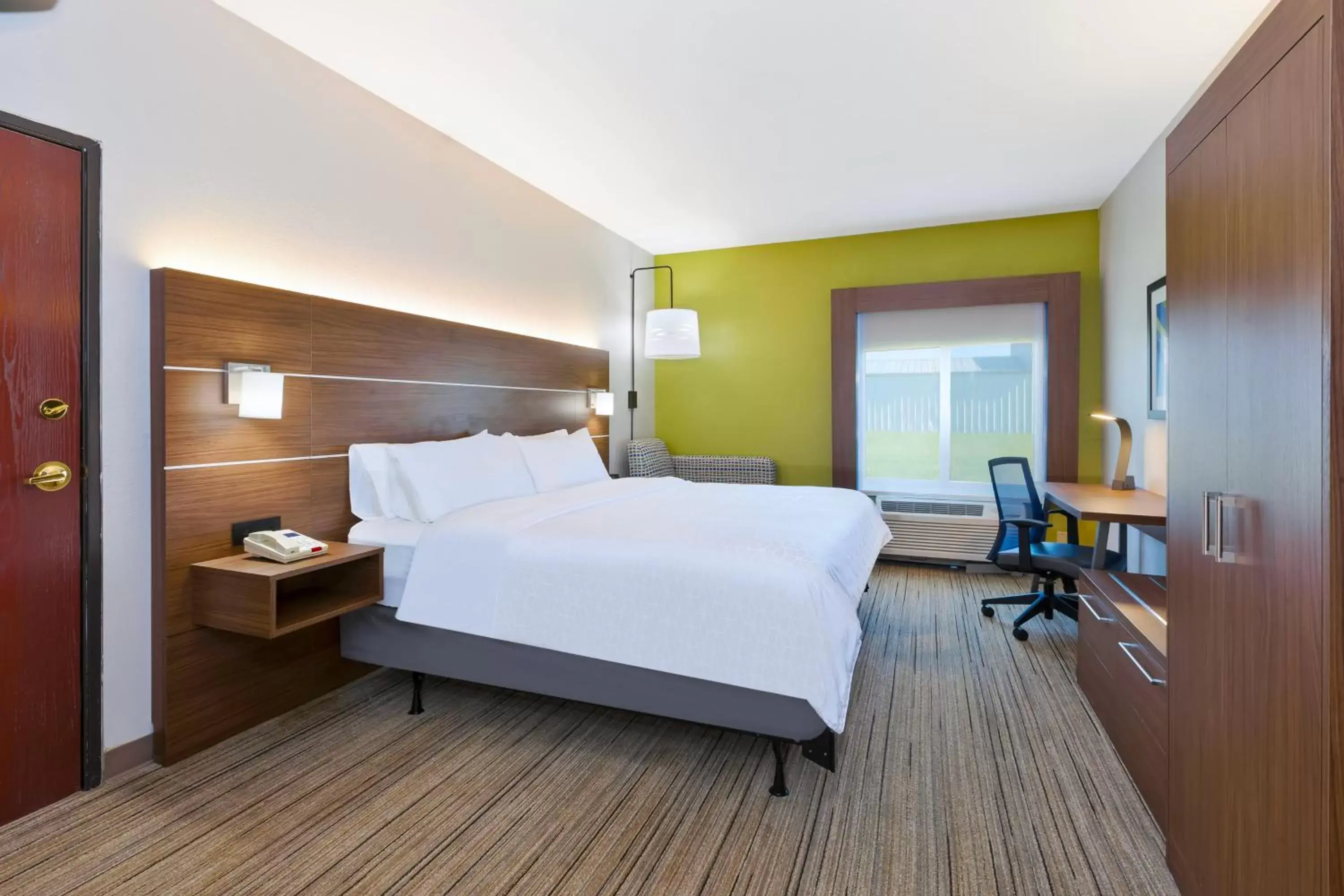 Photo of the whole room, Room Photo in Holiday Inn Express and Suites Three Rivers, an IHG Hotel
