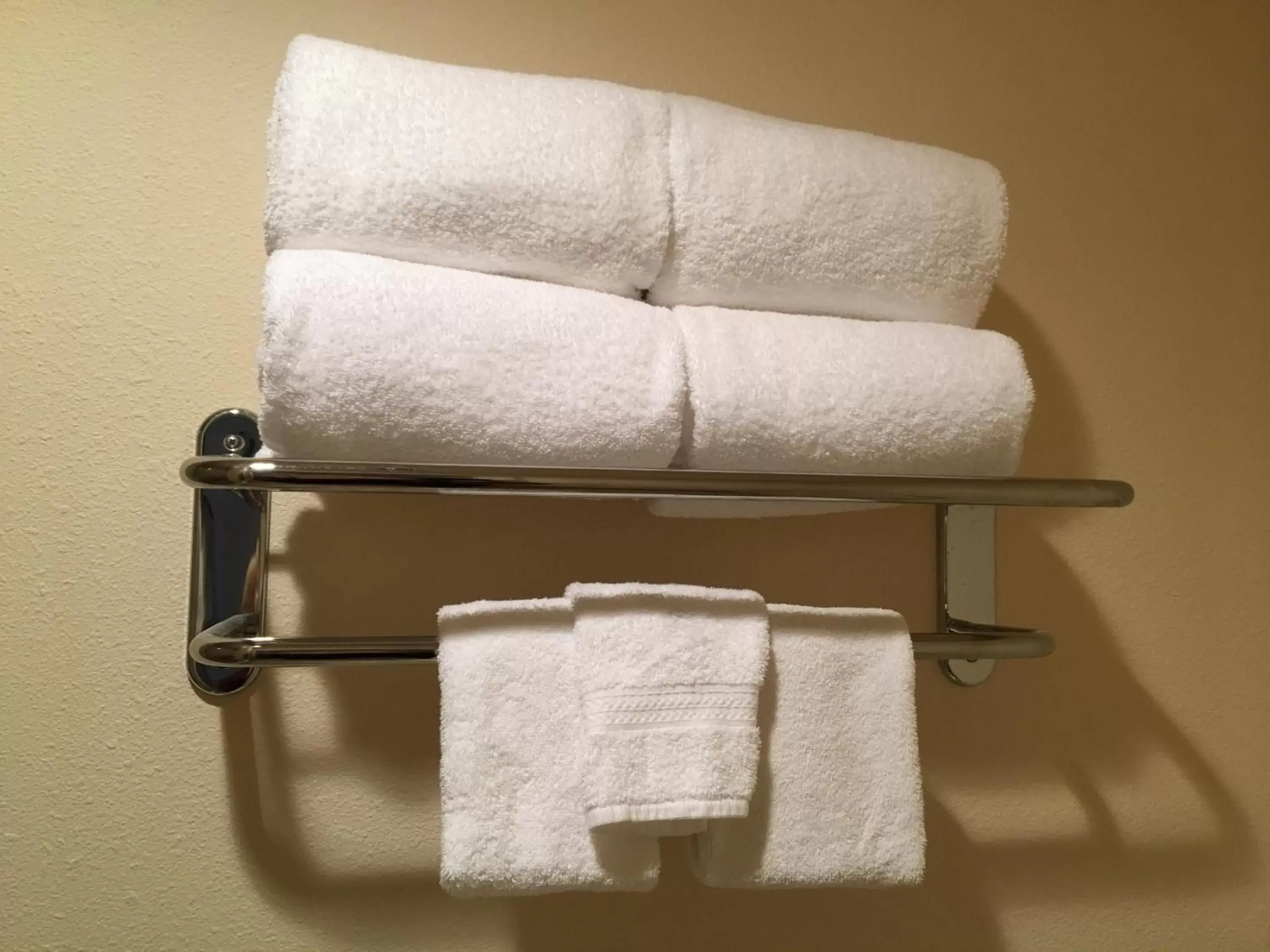 Bathroom, Seating Area in FairBridge Inn & Suites Kellogg