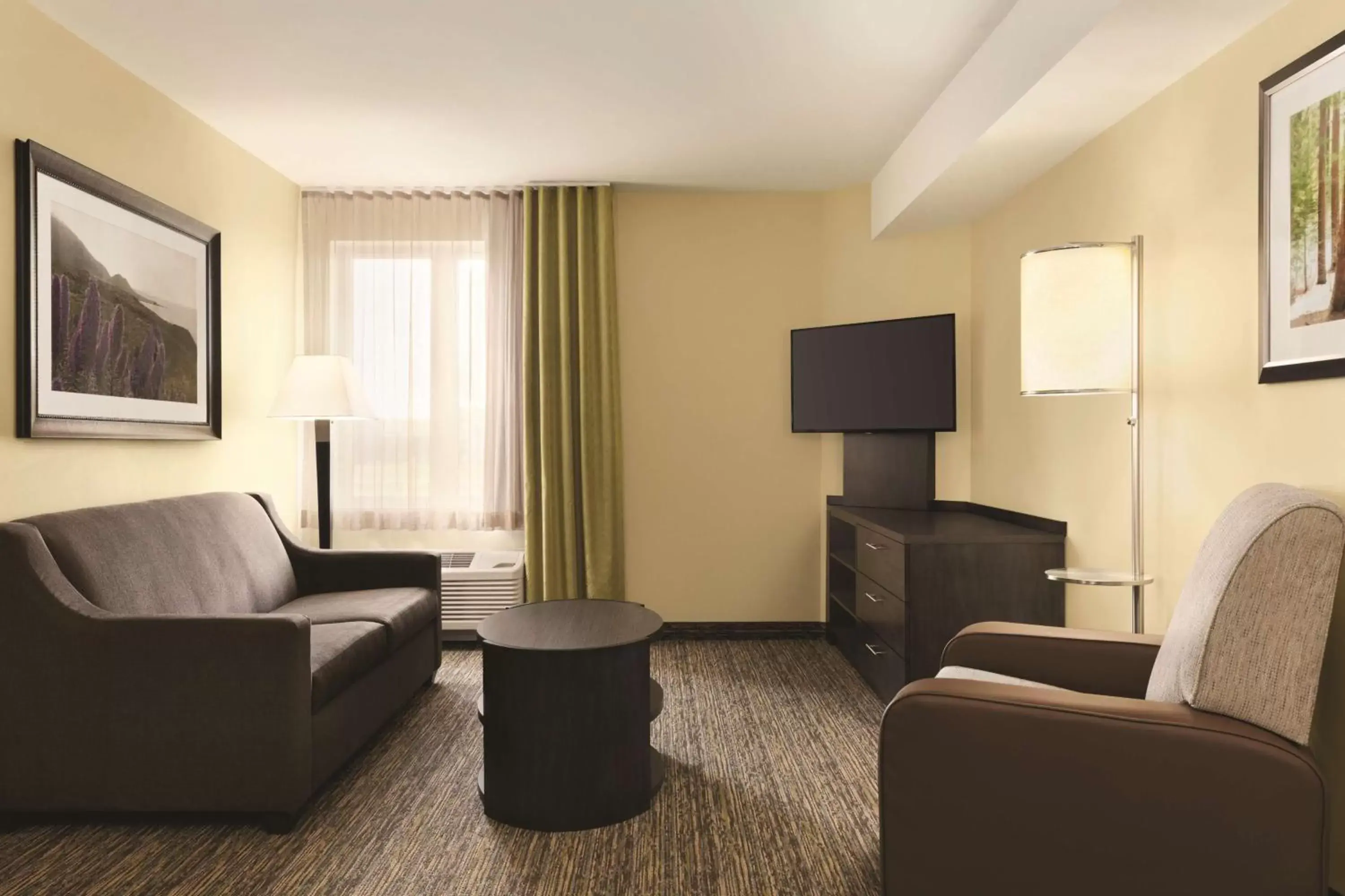 Photo of the whole room, Seating Area in Park Inn by Radisson, Calgary Airport North, AB