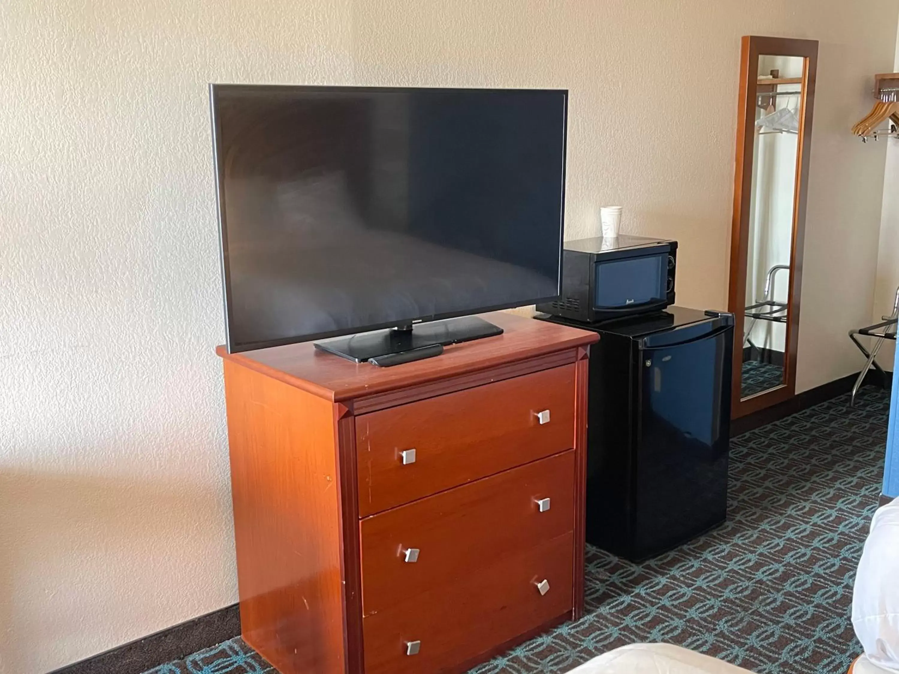 TV and multimedia, TV/Entertainment Center in Baymont by Wyndham Dayton North