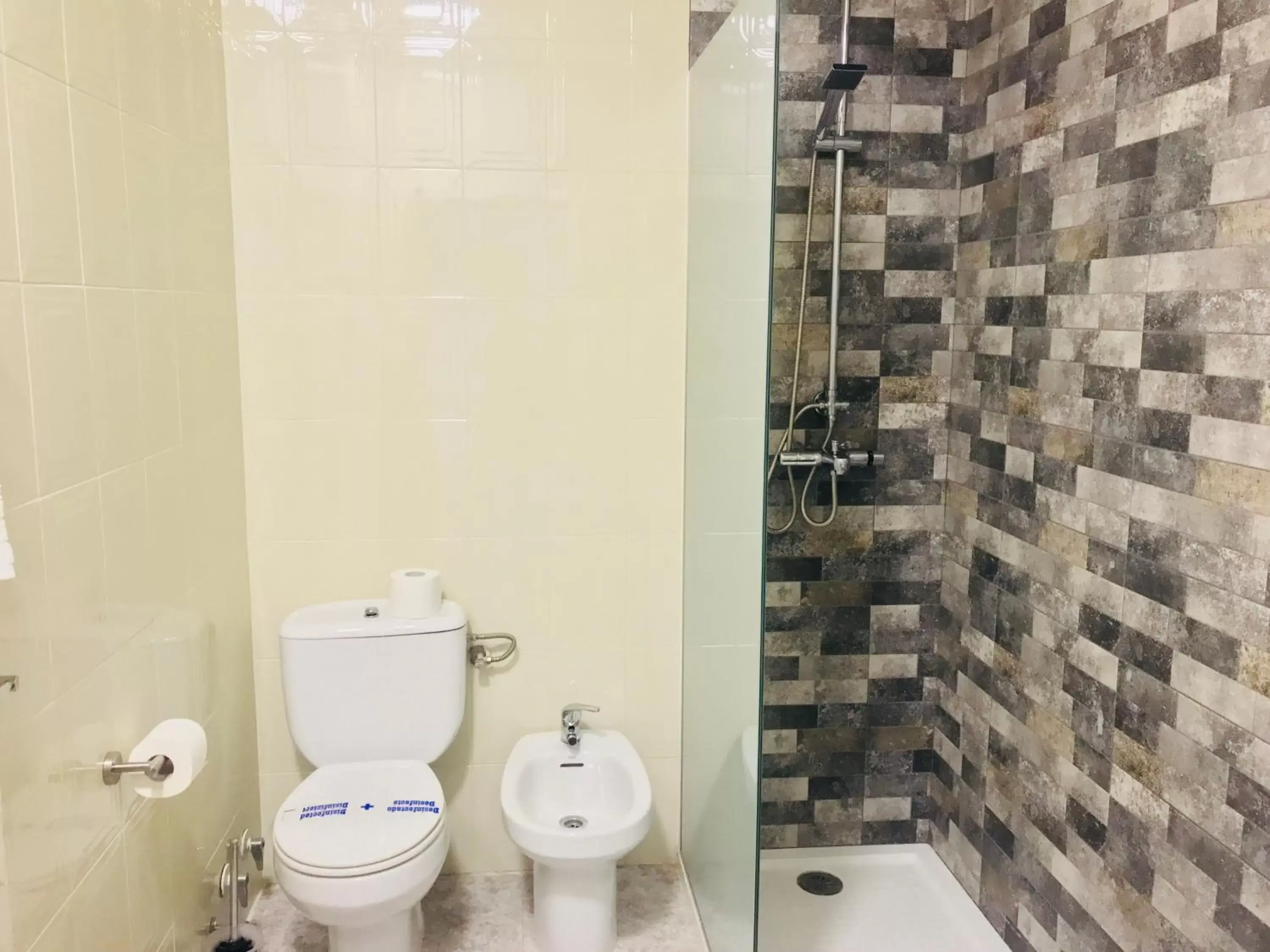 Toilet, Bathroom in Hospedium Hotel Twist