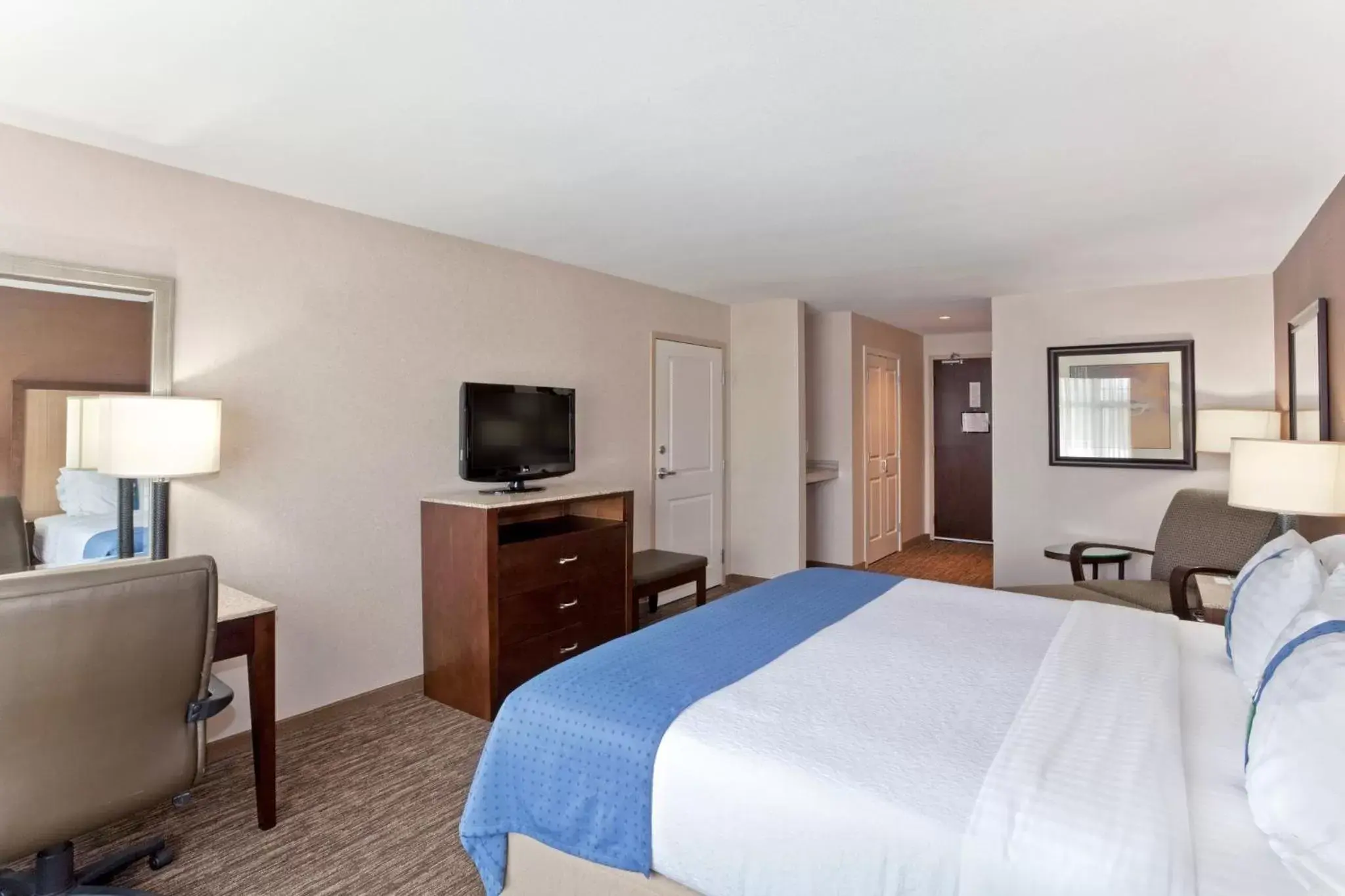 Photo of the whole room, TV/Entertainment Center in Holiday Inn Hotel & Suites Surrey East - Cloverdale, an IHG Hotel