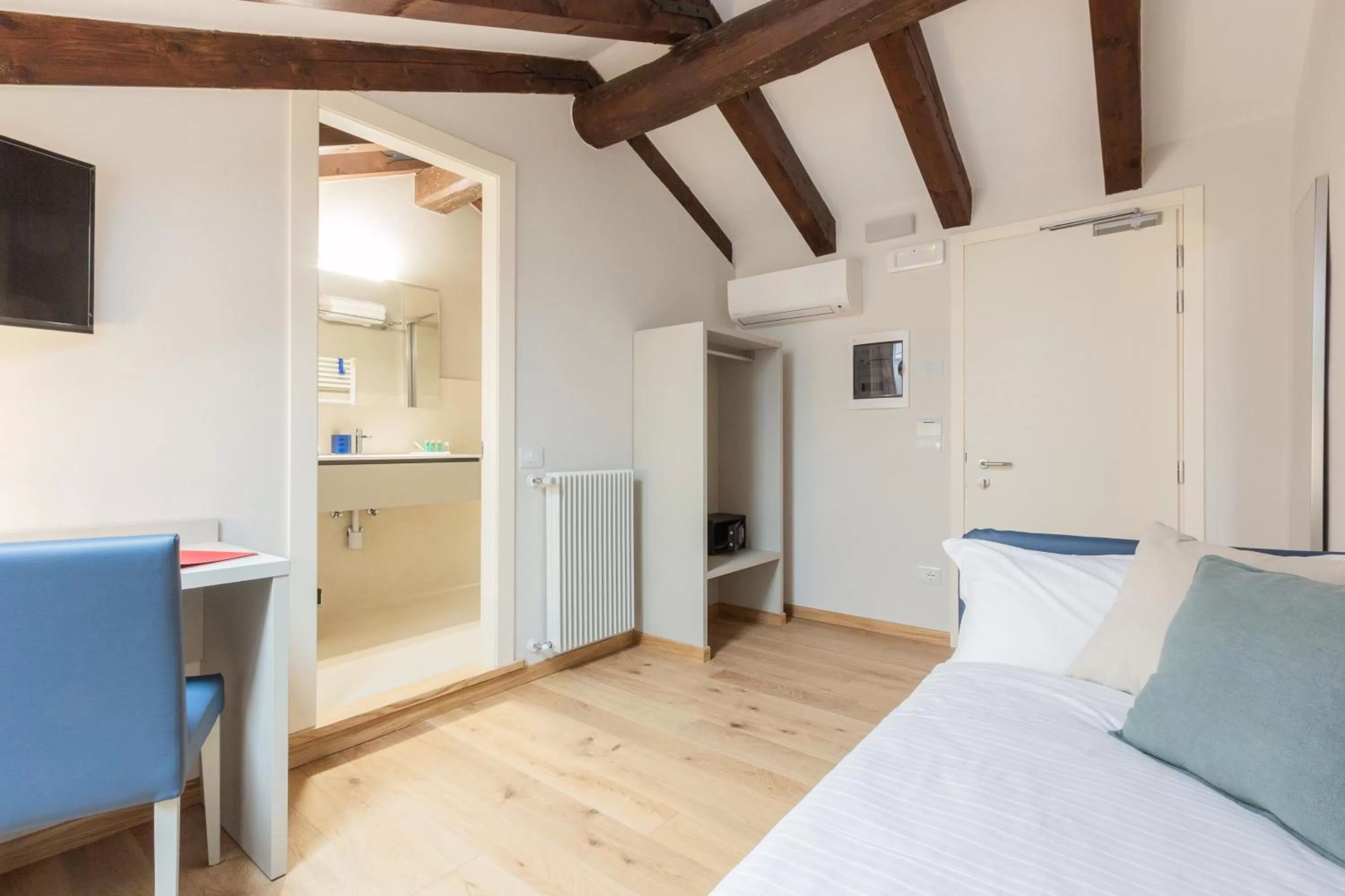 Photo of the whole room, Bed in Ciasa De Gahja