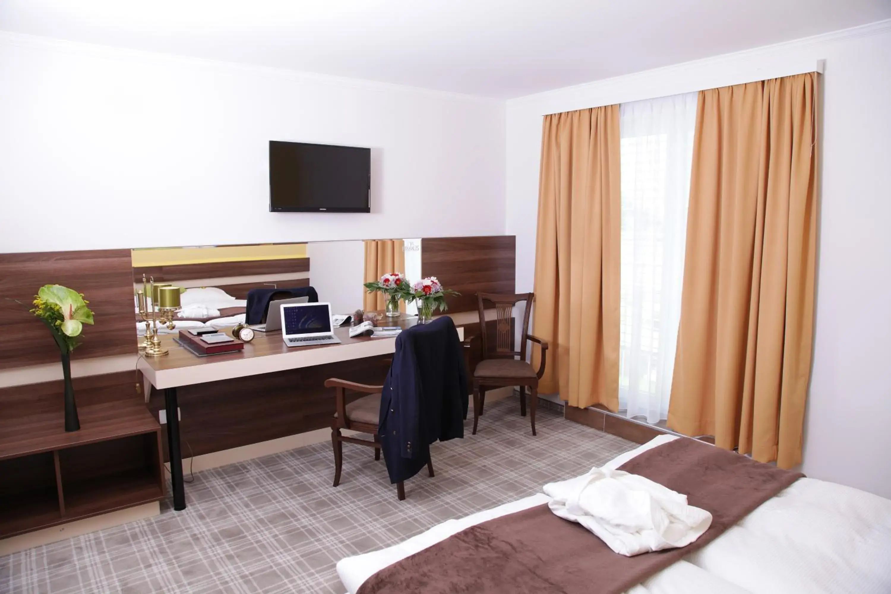 Bed, TV/Entertainment Center in Primus Hotel & Apartments