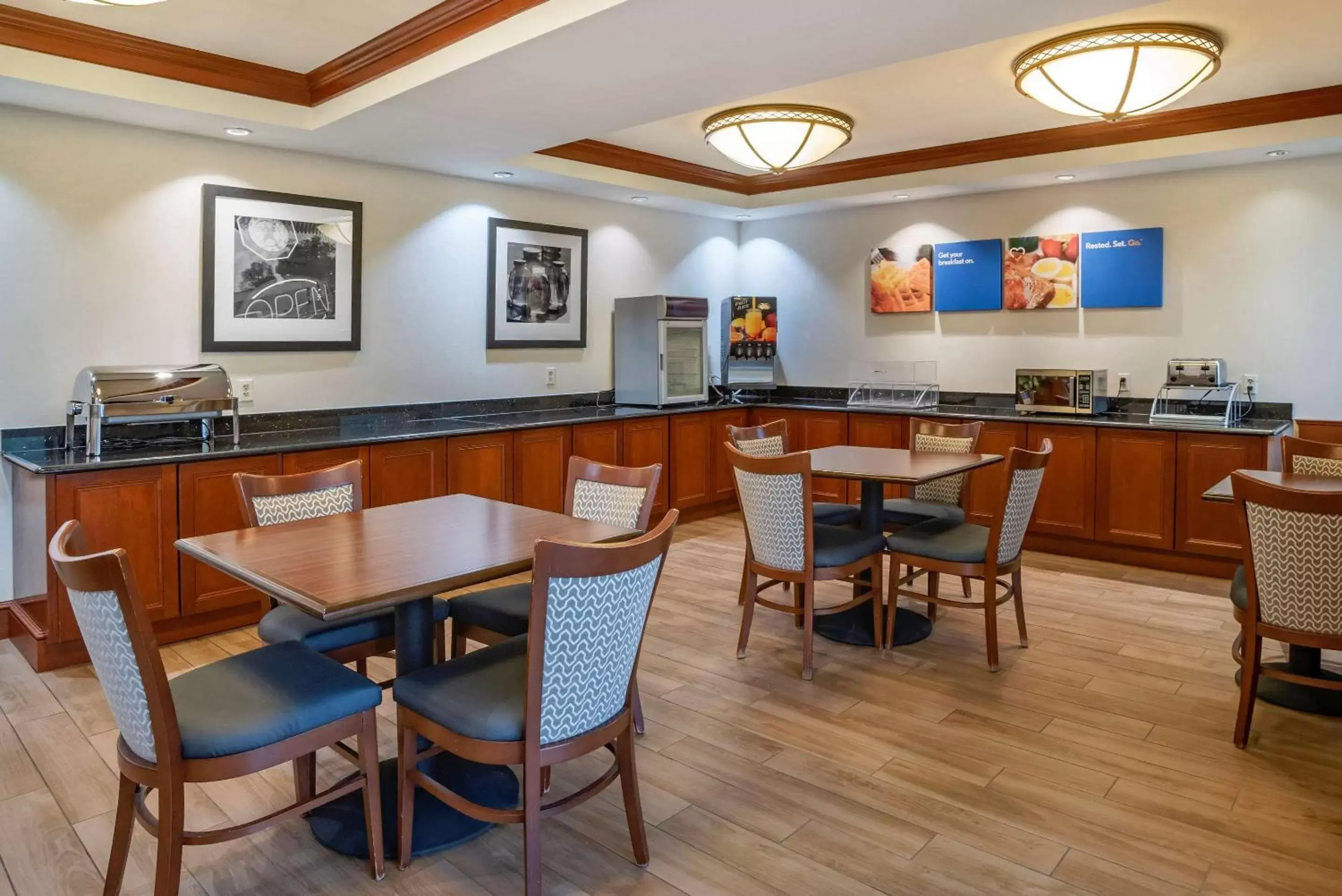 Restaurant/Places to Eat in Comfort Inn and Suites Newark