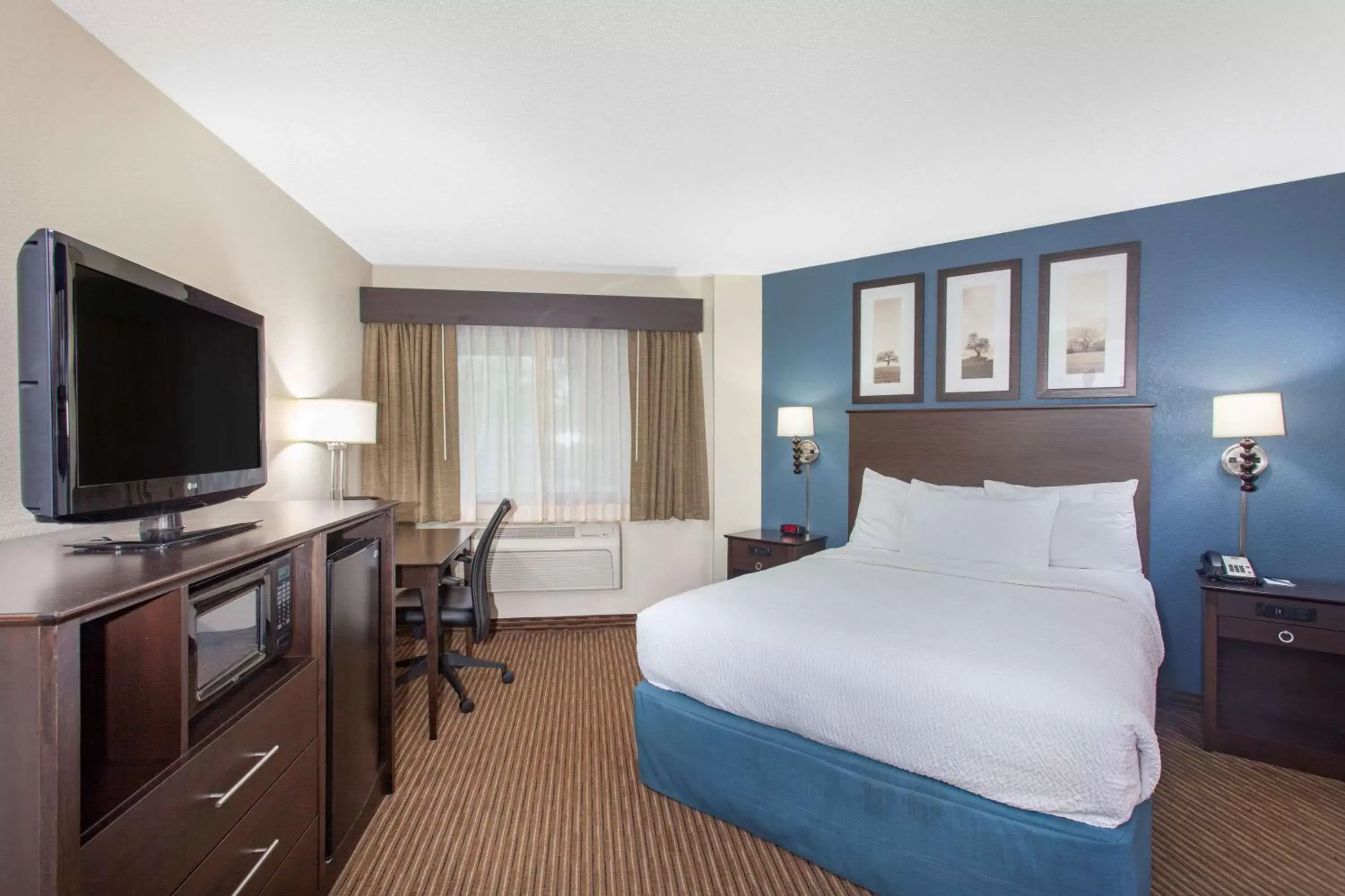 Photo of the whole room, Bed in AmericInn by Wyndham Mankato Event Center near MSU