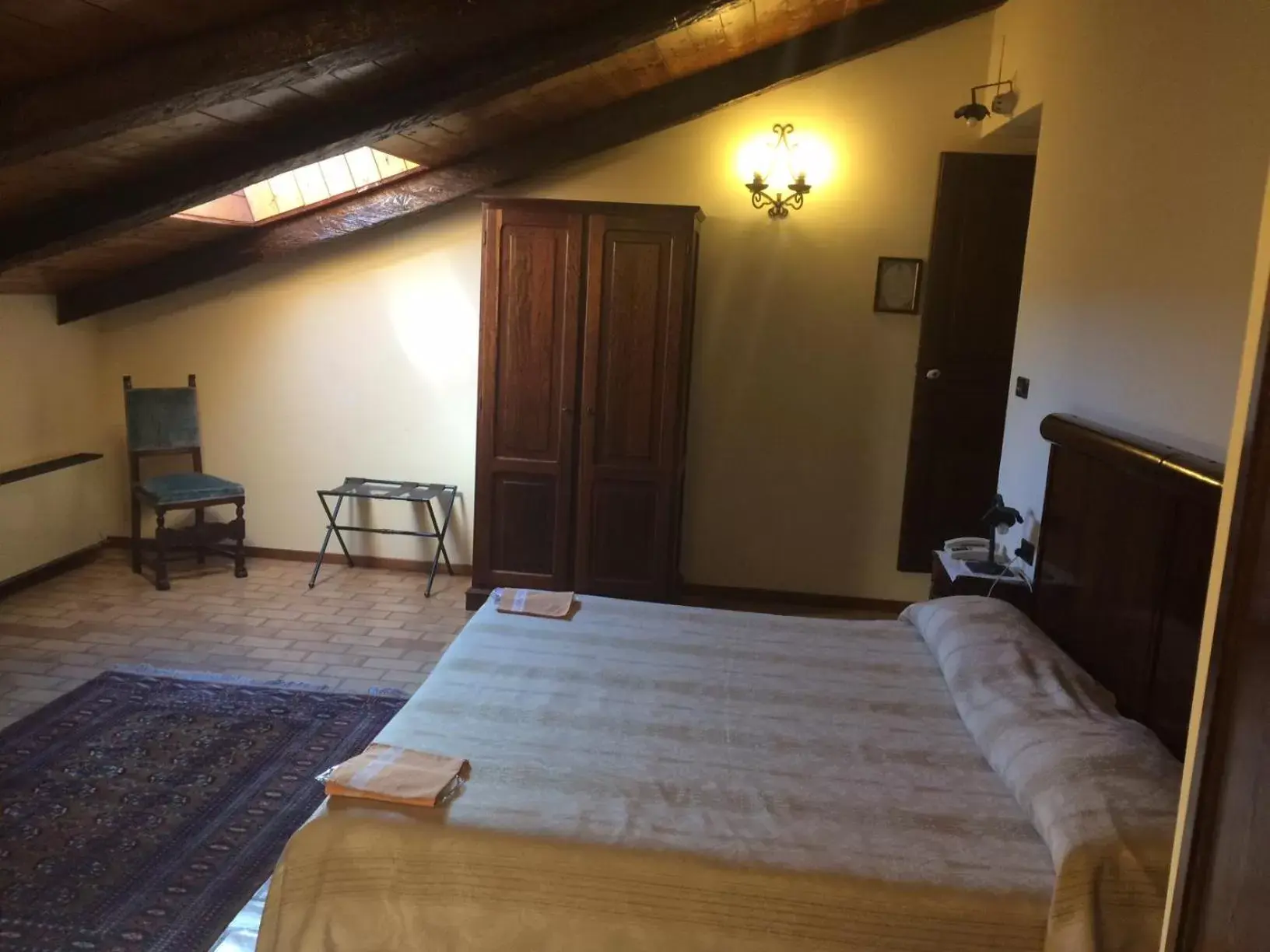 Photo of the whole room, Bed in Castello di Altomonte