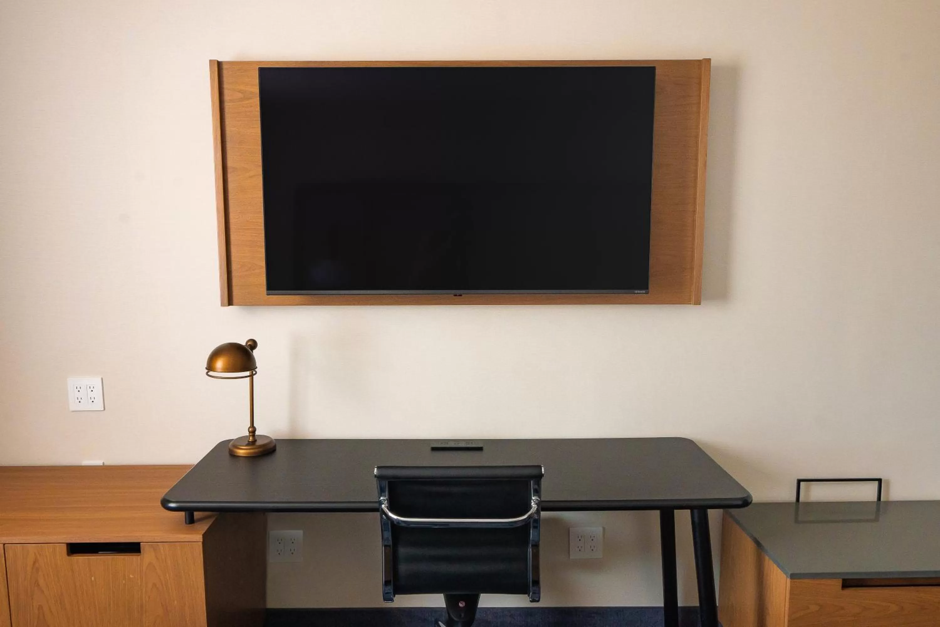 TV and multimedia in Fairfield Inn by Marriott JFK Airport