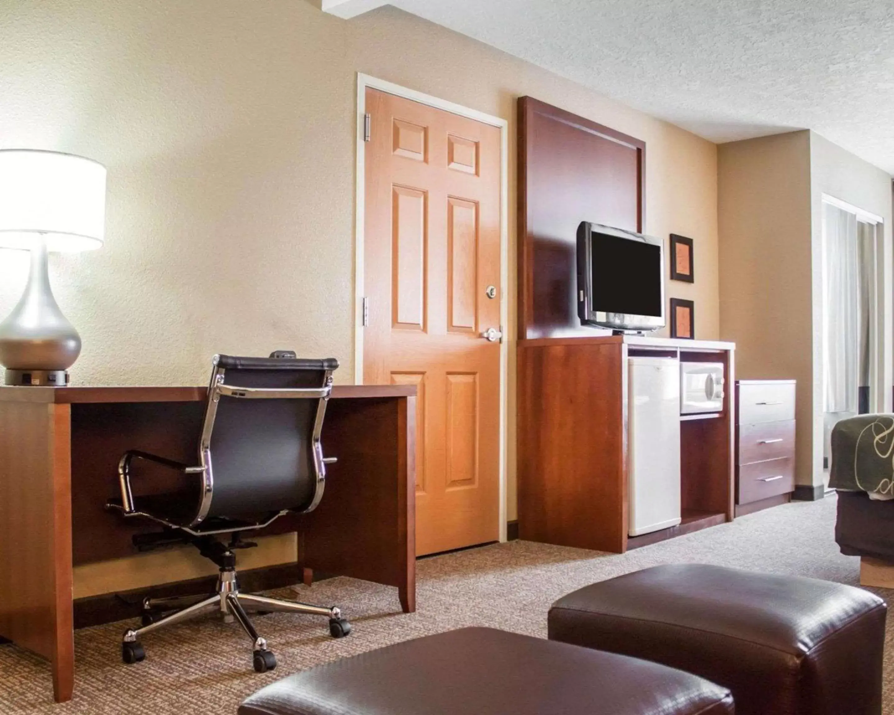 Photo of the whole room, TV/Entertainment Center in Comfort Suites Boise Airport