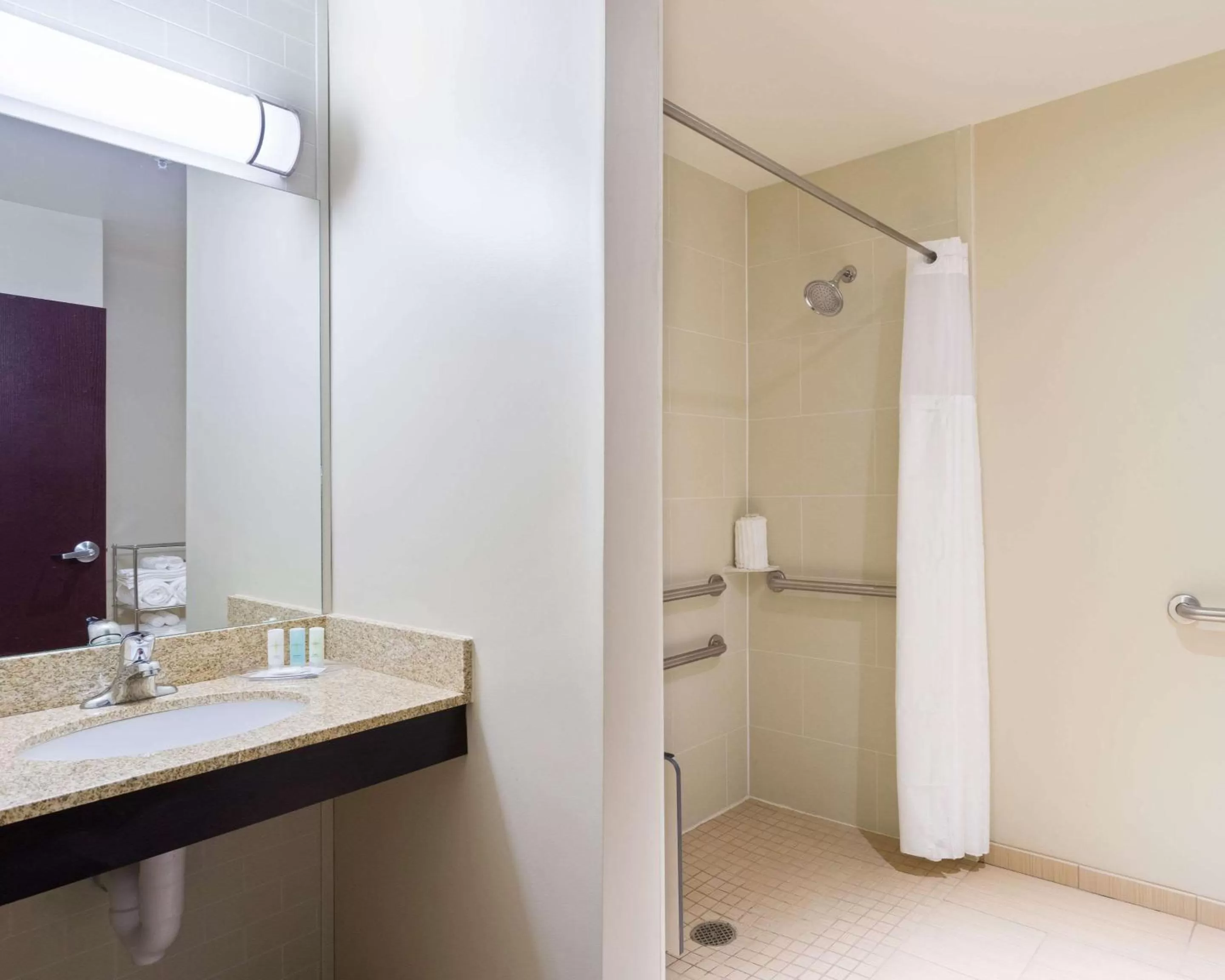 Bathroom in Comfort Suites DuBois Country Club