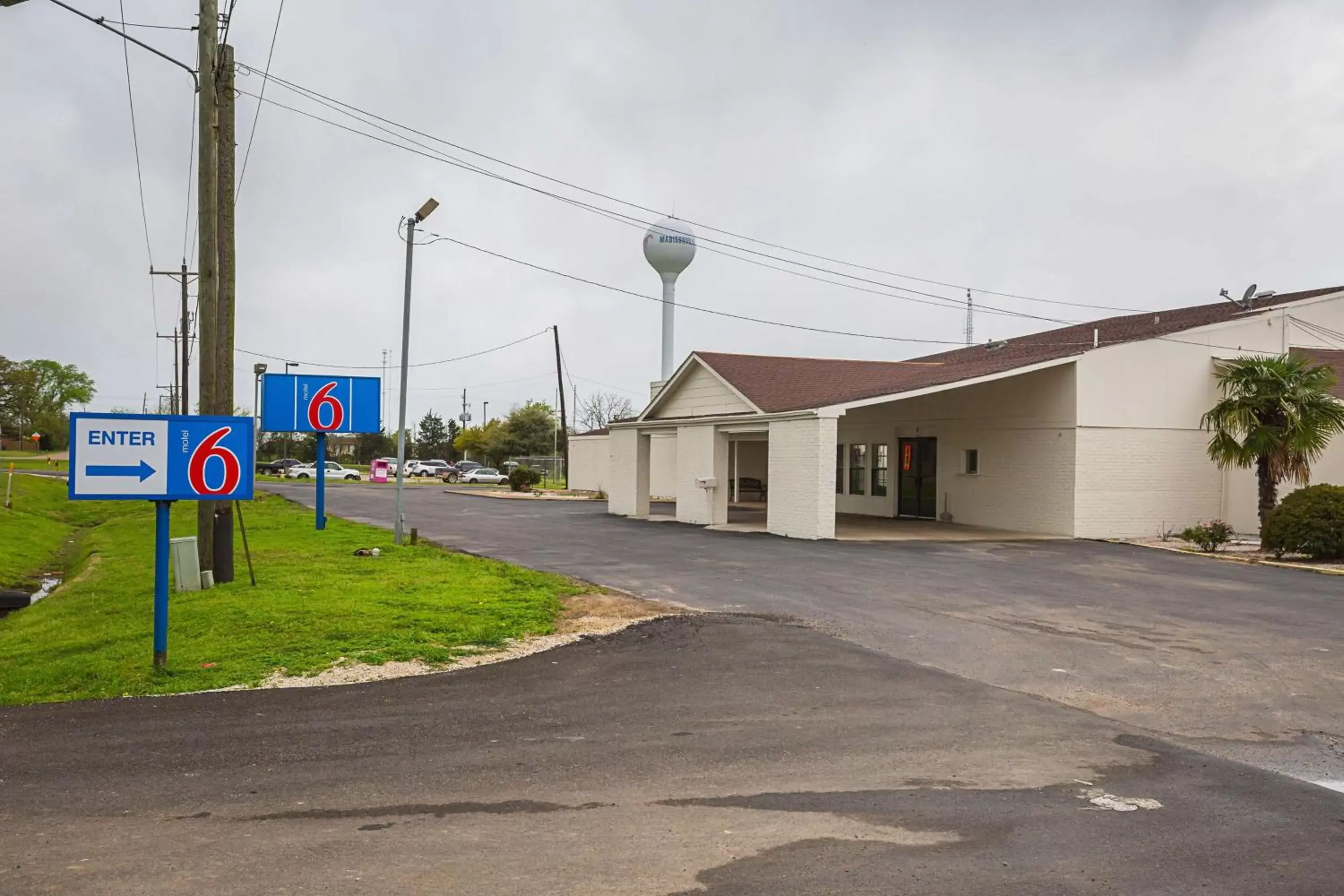 Property Building in Motel 6-Madisonville, TX