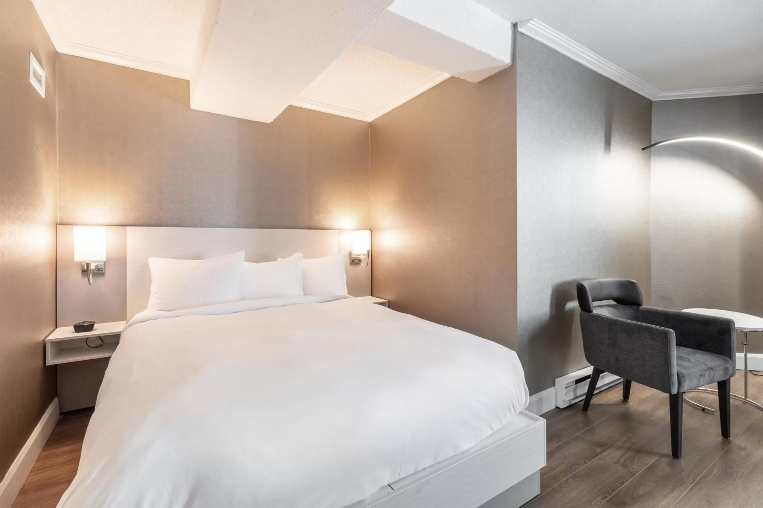 Bedroom, Bed in Hôtel Le Concorde Québec