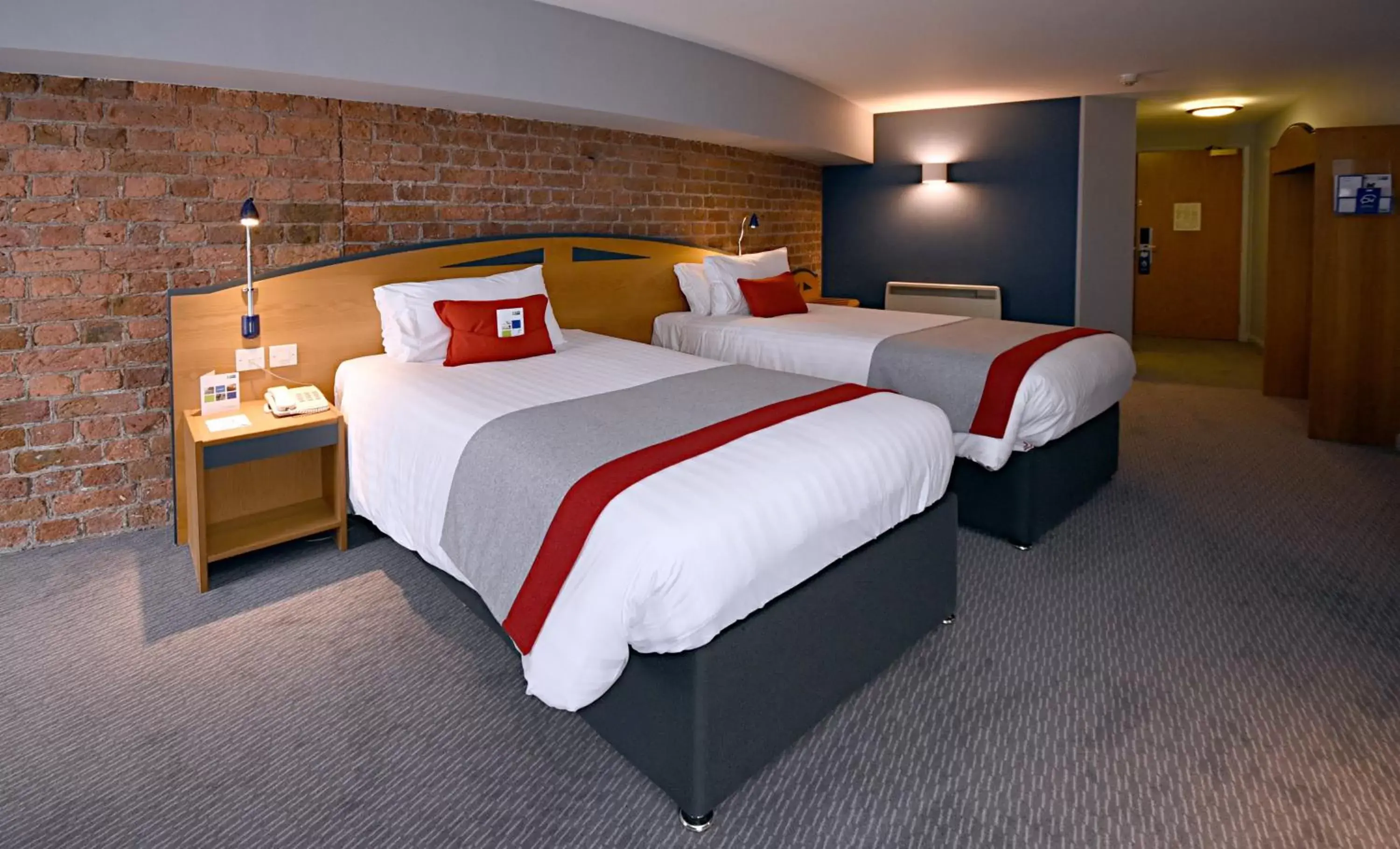 Photo of the whole room, Bed in Holiday Inn Express Liverpool-Albert Dock, an IHG Hotel