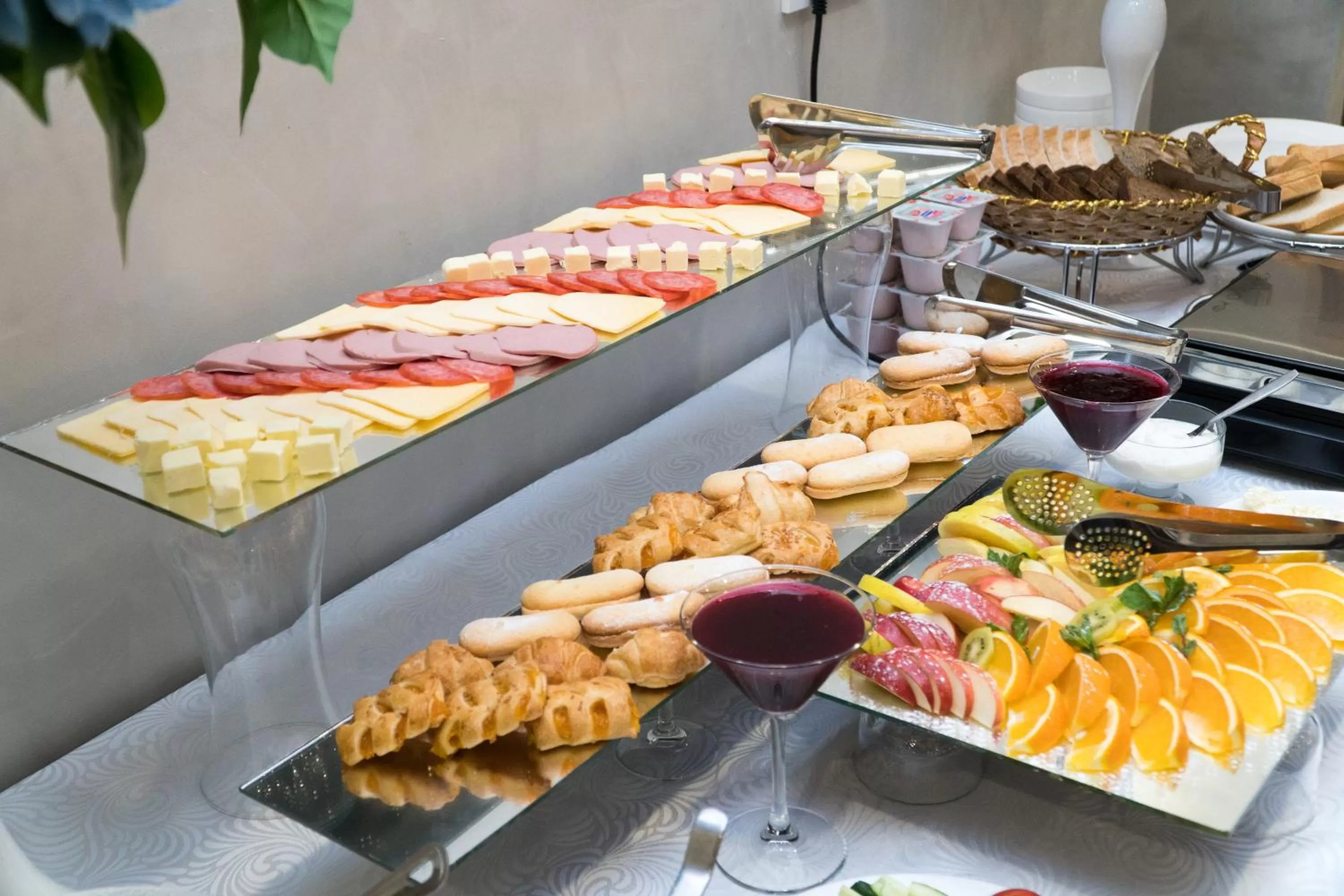 Food and drinks in East Palace Hotel