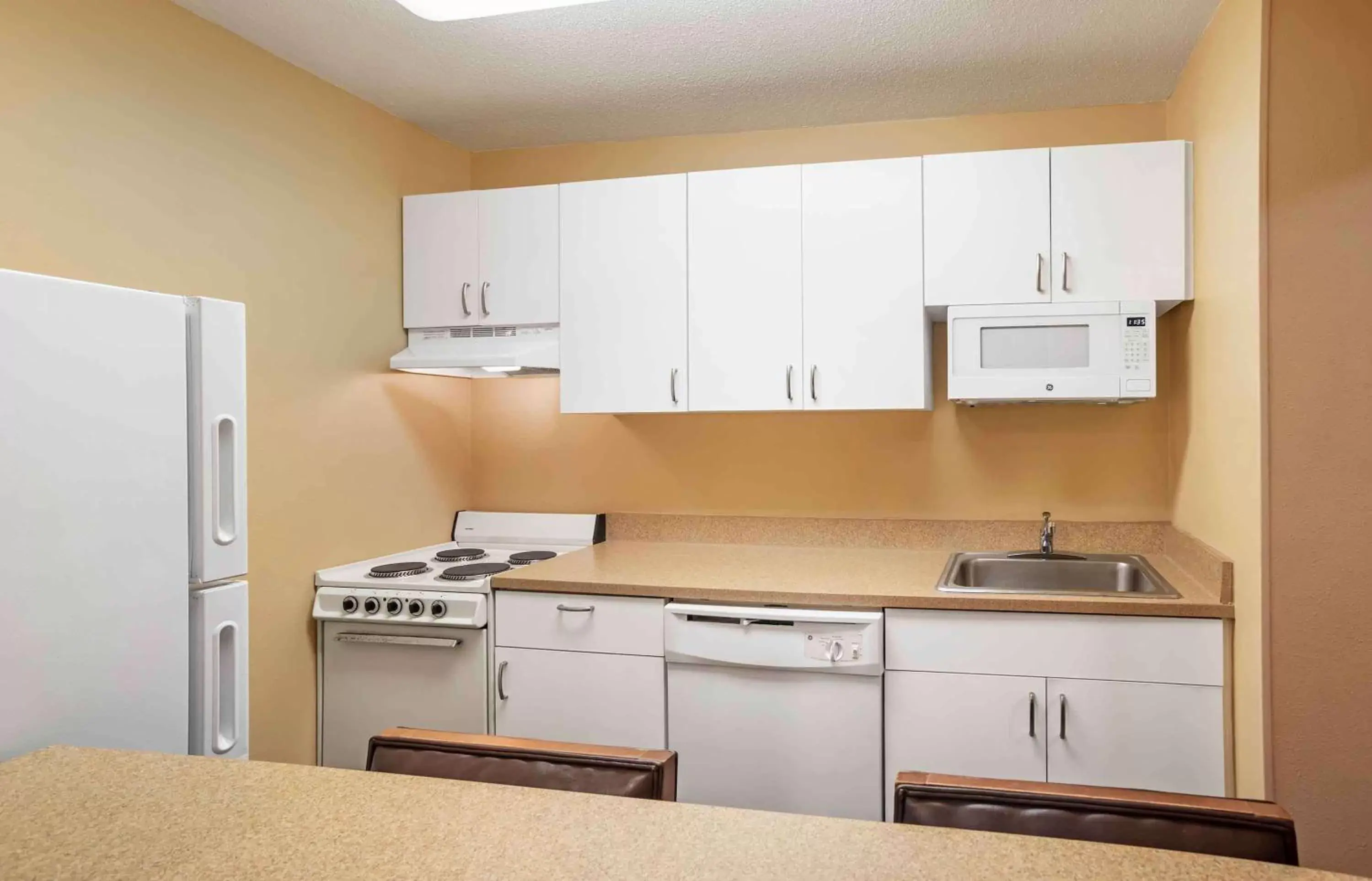 Bedroom, Kitchen/Kitchenette in Extended Stay America Suites - Tallahassee - Killearn