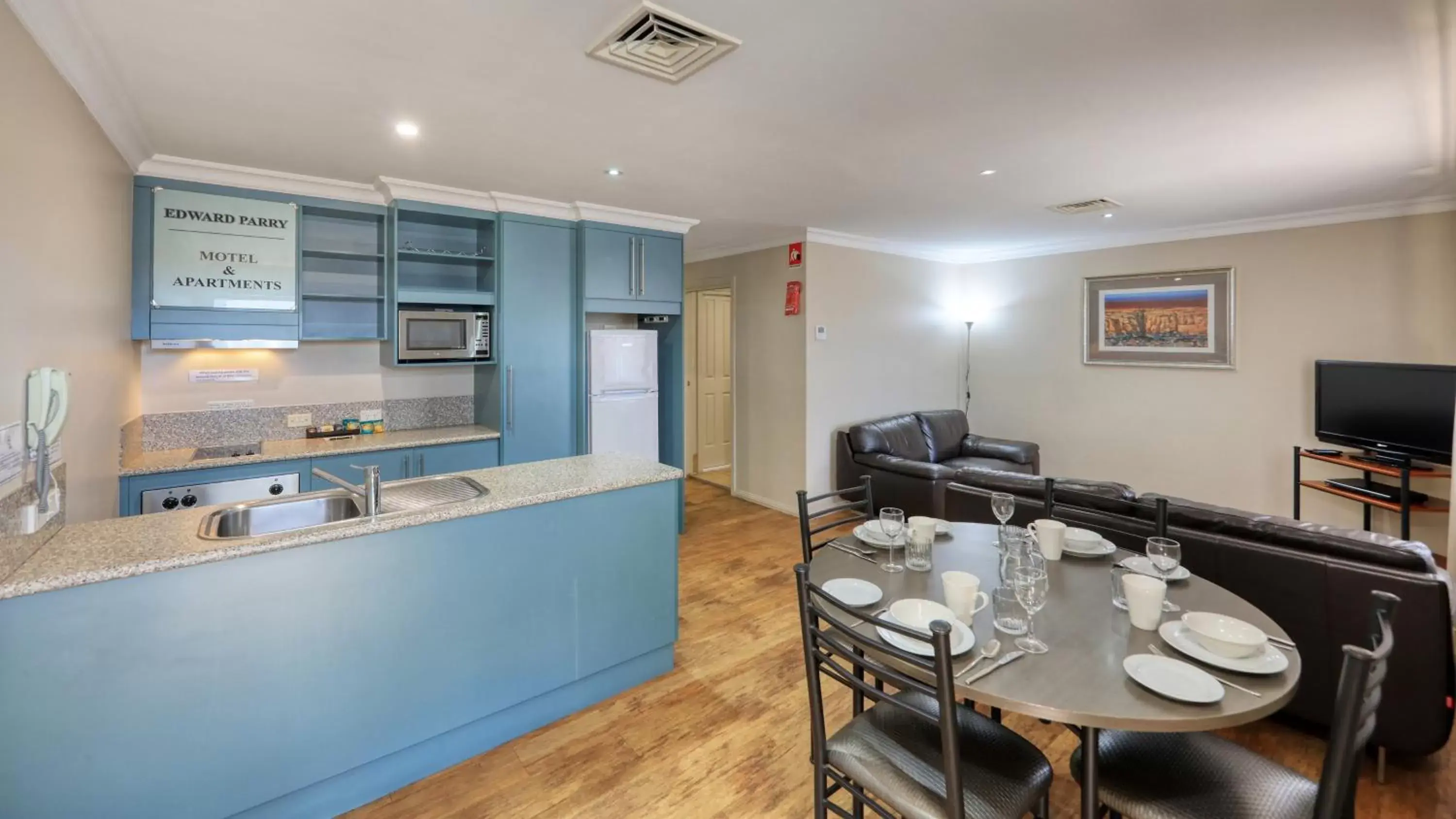 Dining area, Kitchen/Kitchenette in Edward Parry Motel and Apartments
