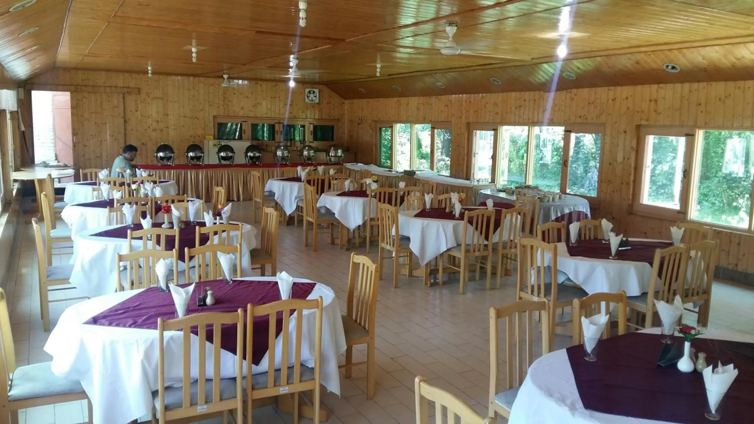 Restaurant/places to eat in Wangnoo Heritage Houseboats Restaurant/places to eat in Wangnoo Heritage Houseboats