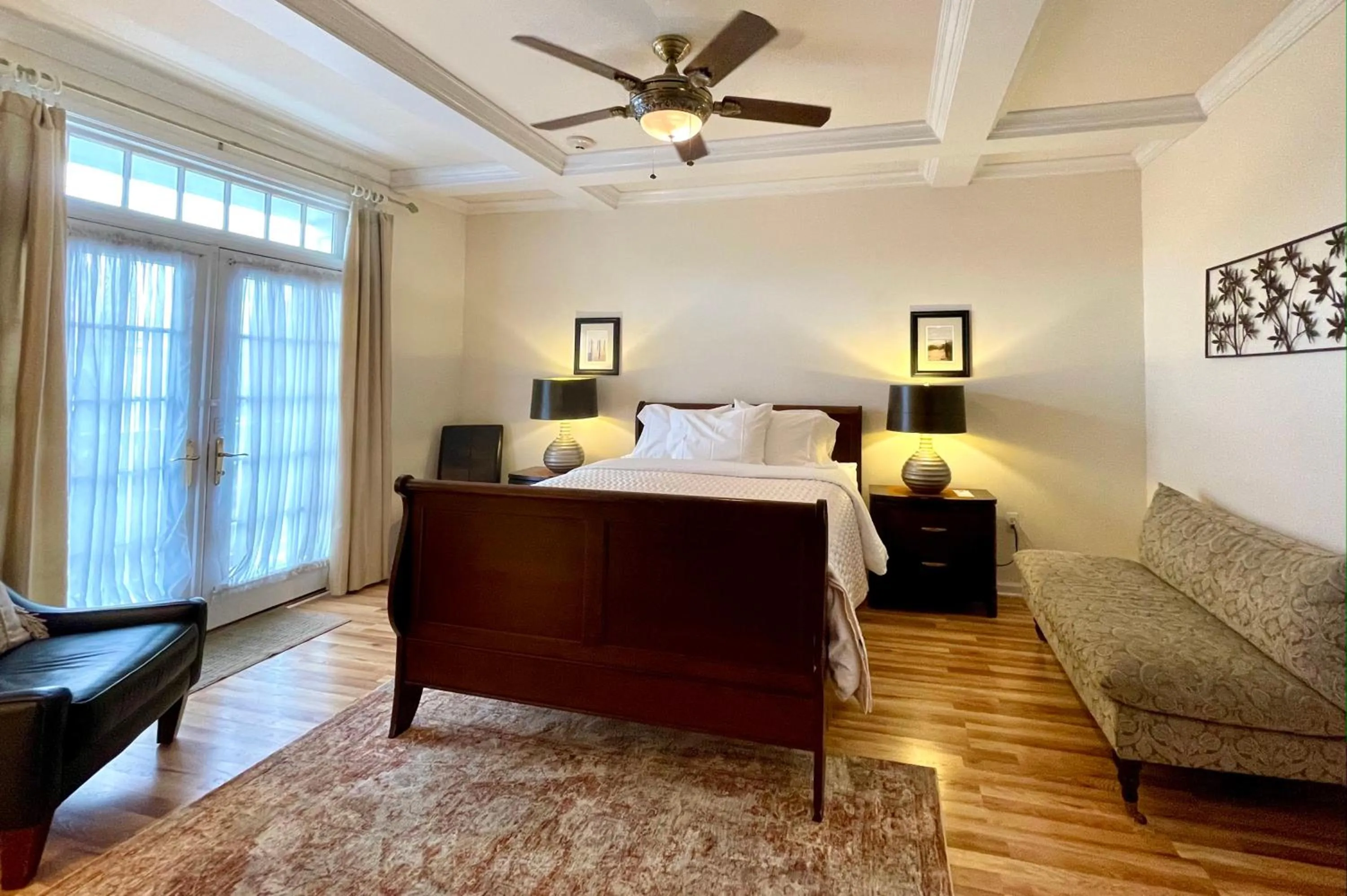 Bed in Inn on Main Hotel