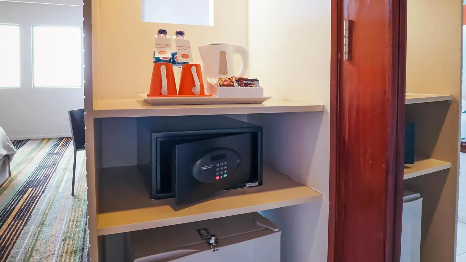 Coffee/tea facilities, TV/Entertainment Center in Harris Hotel Batam Center