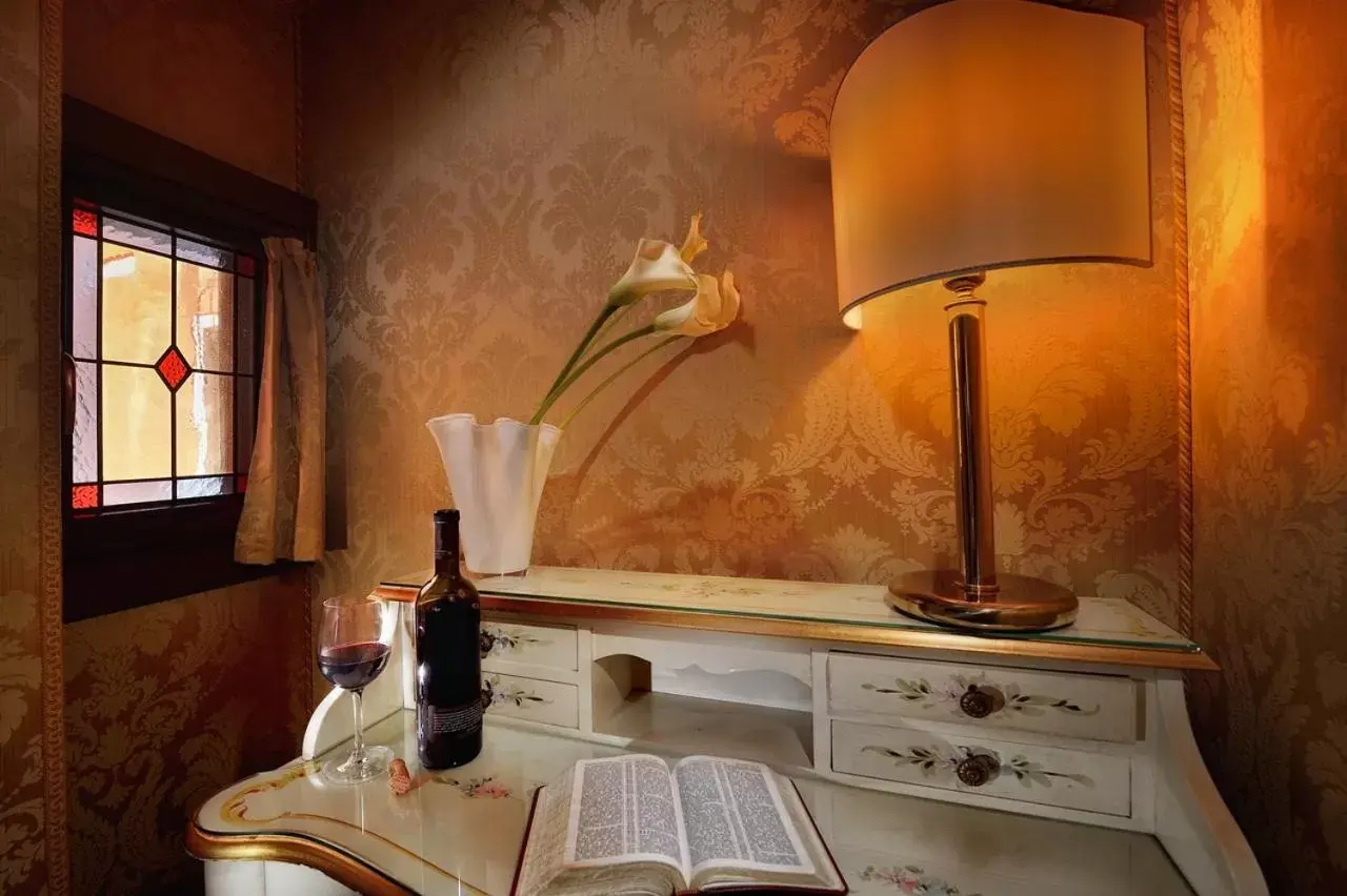 Seating area, Bathroom in Hotel Canaletto