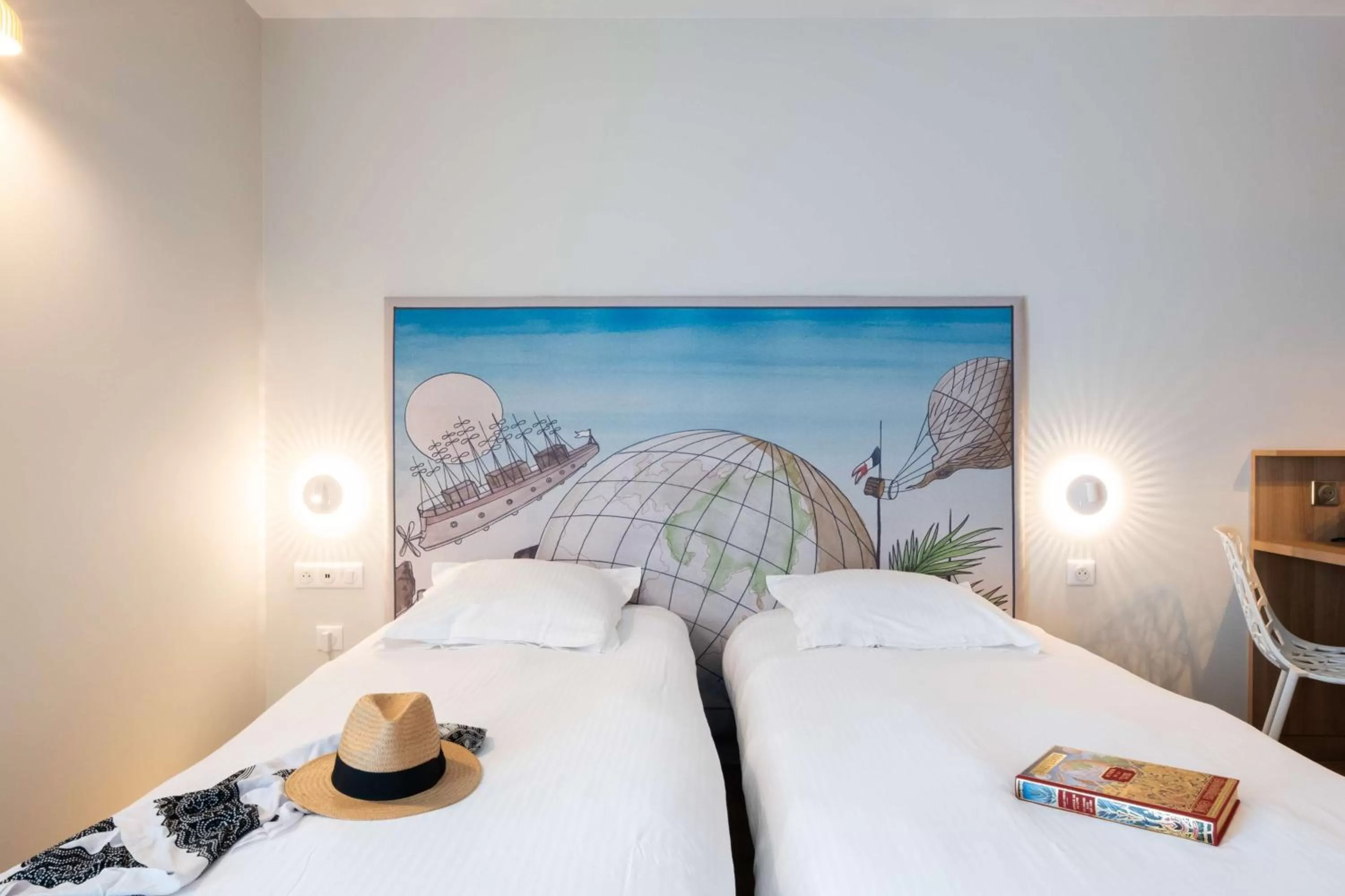 Photo of the whole room, Bed in Hôtel Jules Verne Biarritz