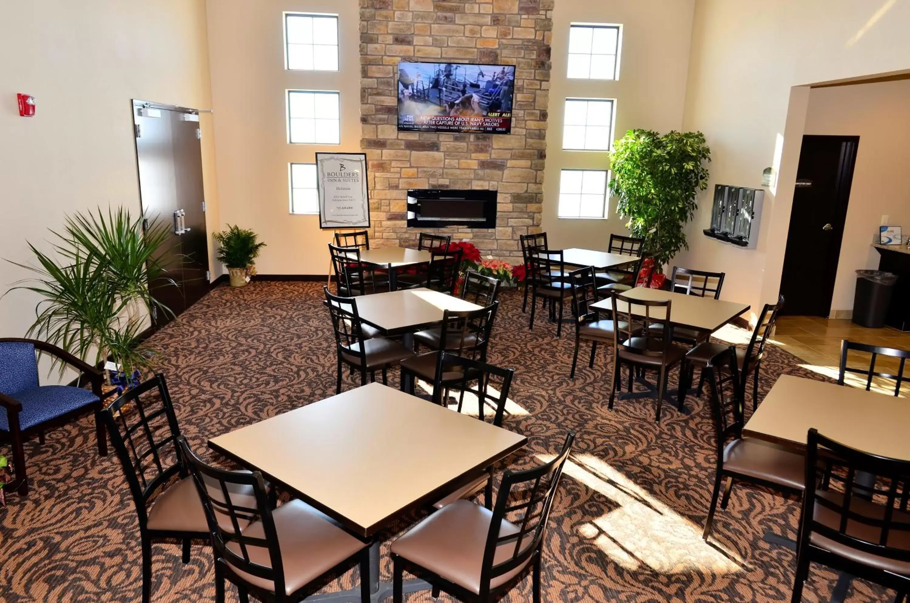 Communal lounge/ TV room, Restaurant/Places to Eat in Cobblestone Inn & Suites - Holstein