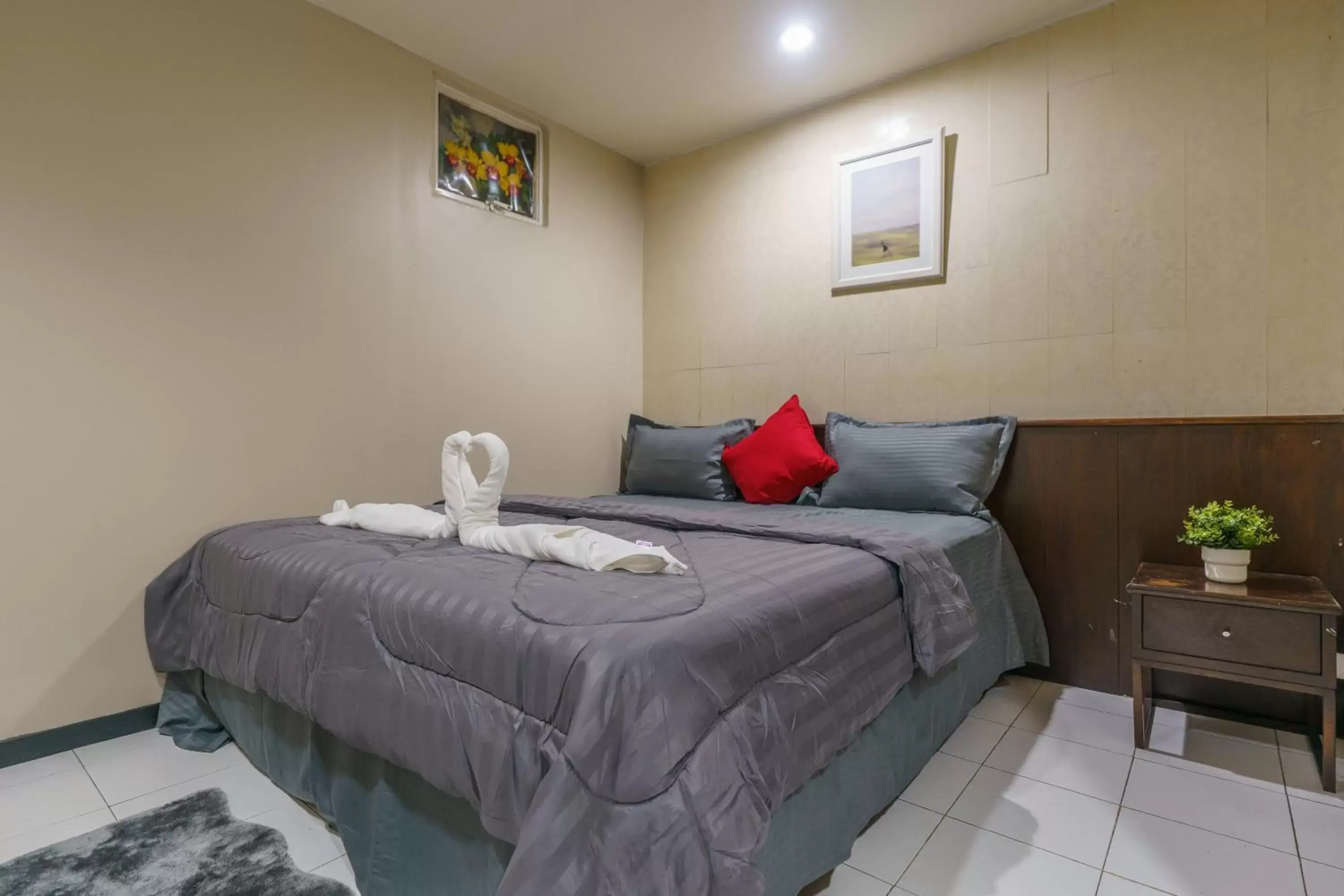 Photo of the whole room, Bed in CheQinn Bed Sukhumvit 4 Nana Plaza Photo of the whole room, Bed in CheQinn Bed Sukhumvit 4 Nana Plaza