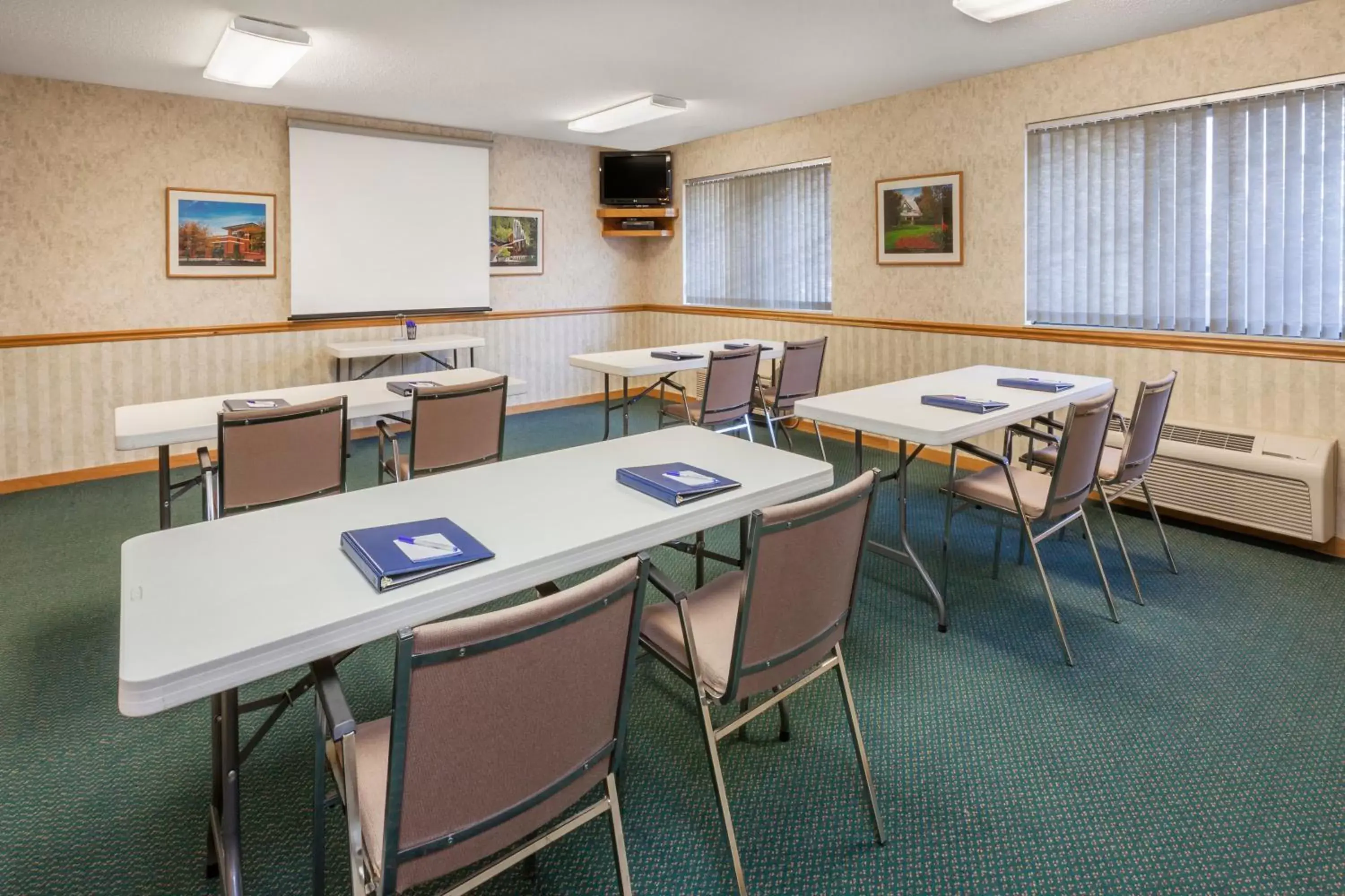 Meeting/conference room, Restaurant/Places to Eat in Baymont by Wyndham Midland