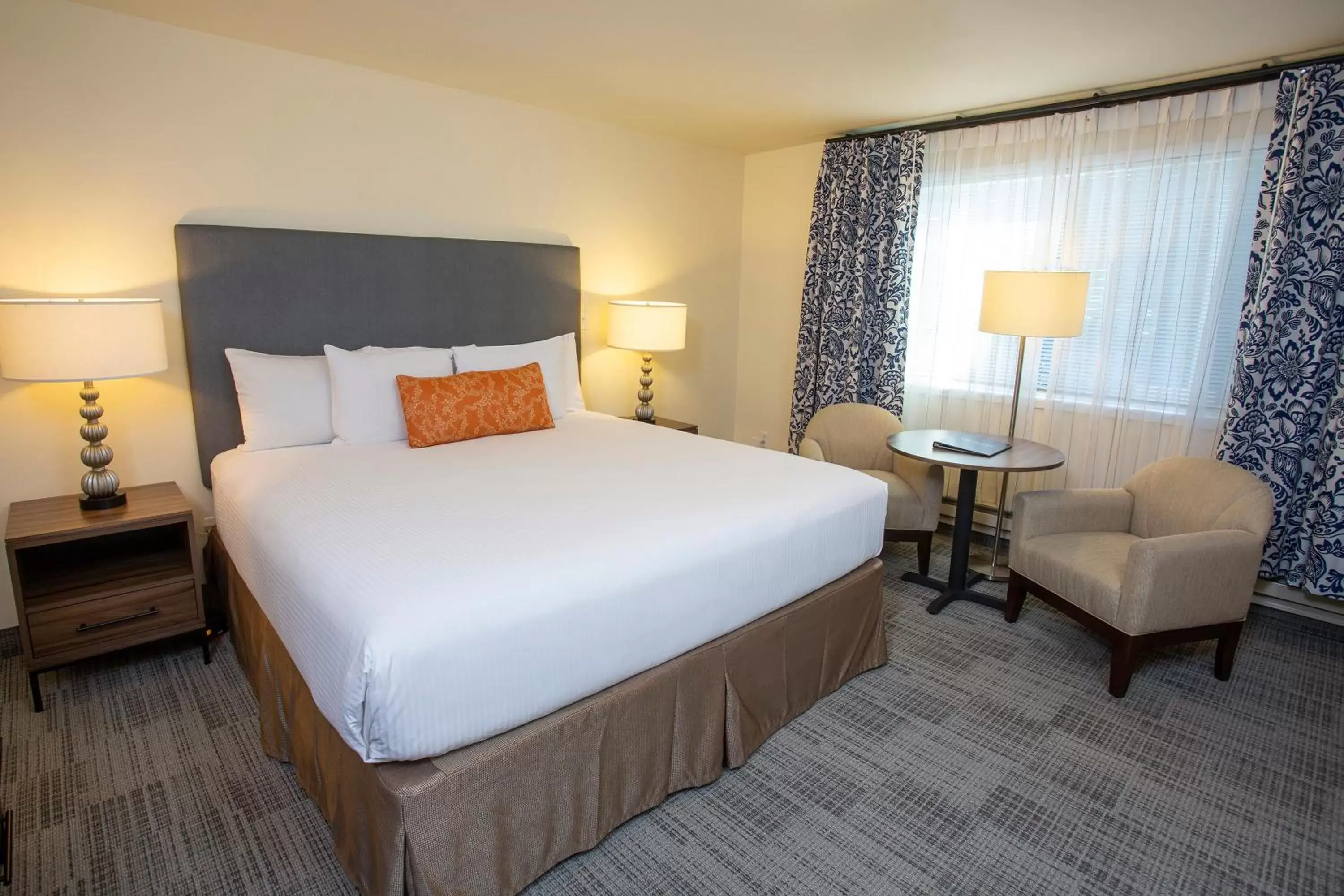 Seating area, Bed in Lakeshore Inn