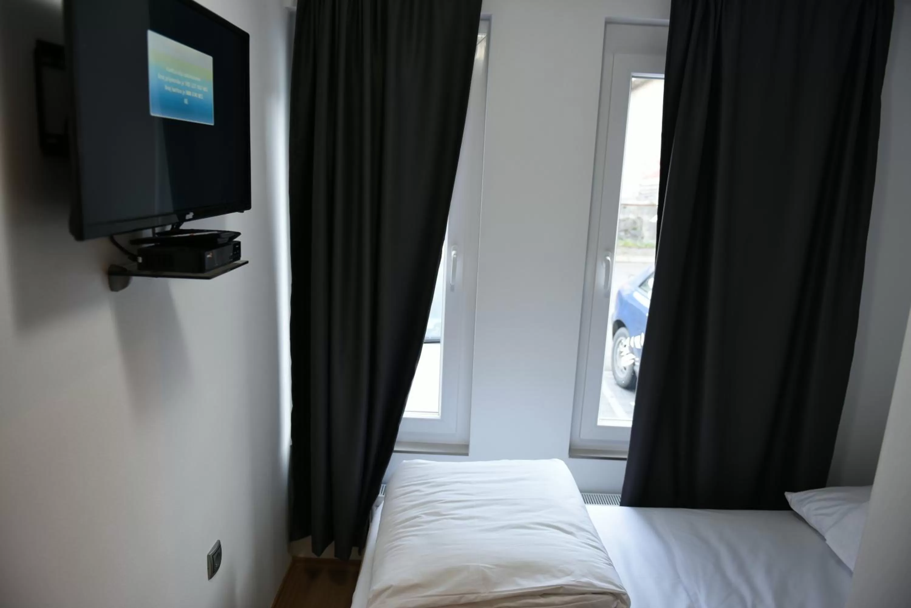 Street view, Bed in Motel Alibi