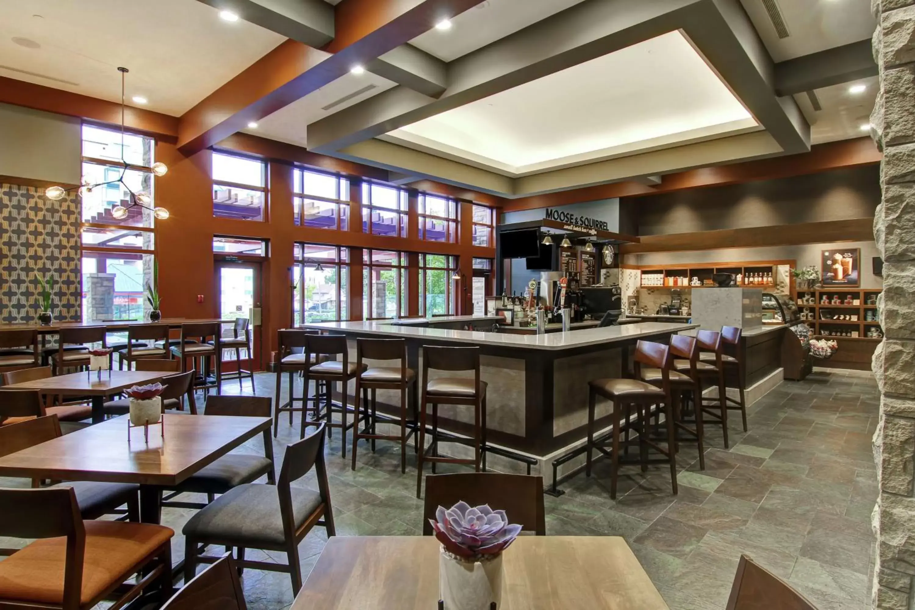 Lounge or bar, Restaurant/Places to Eat in DoubleTree Fallsview Resort & Spa by Hilton - Niagara Falls