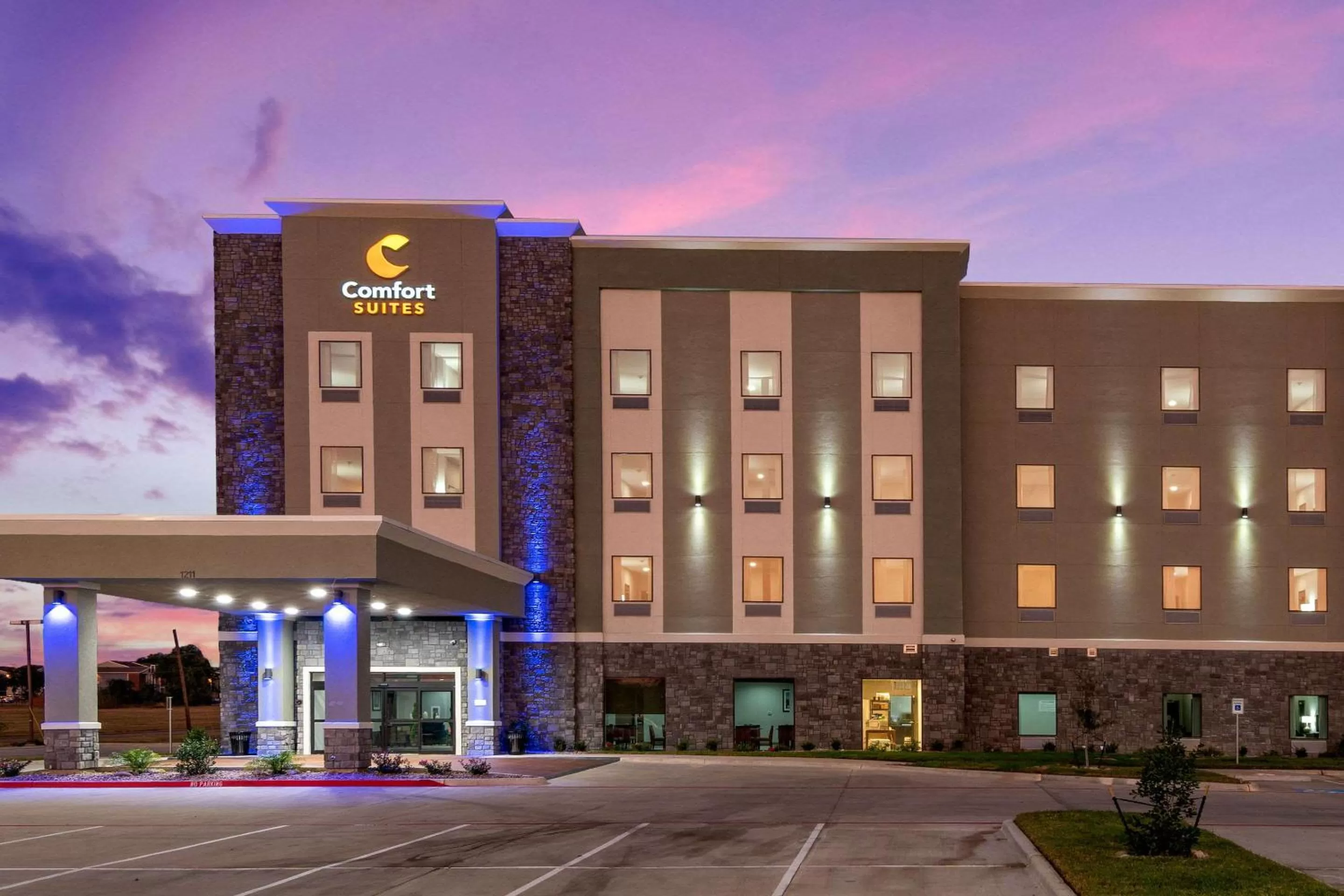 Property building in Comfort Suites DeSoto Dallas South