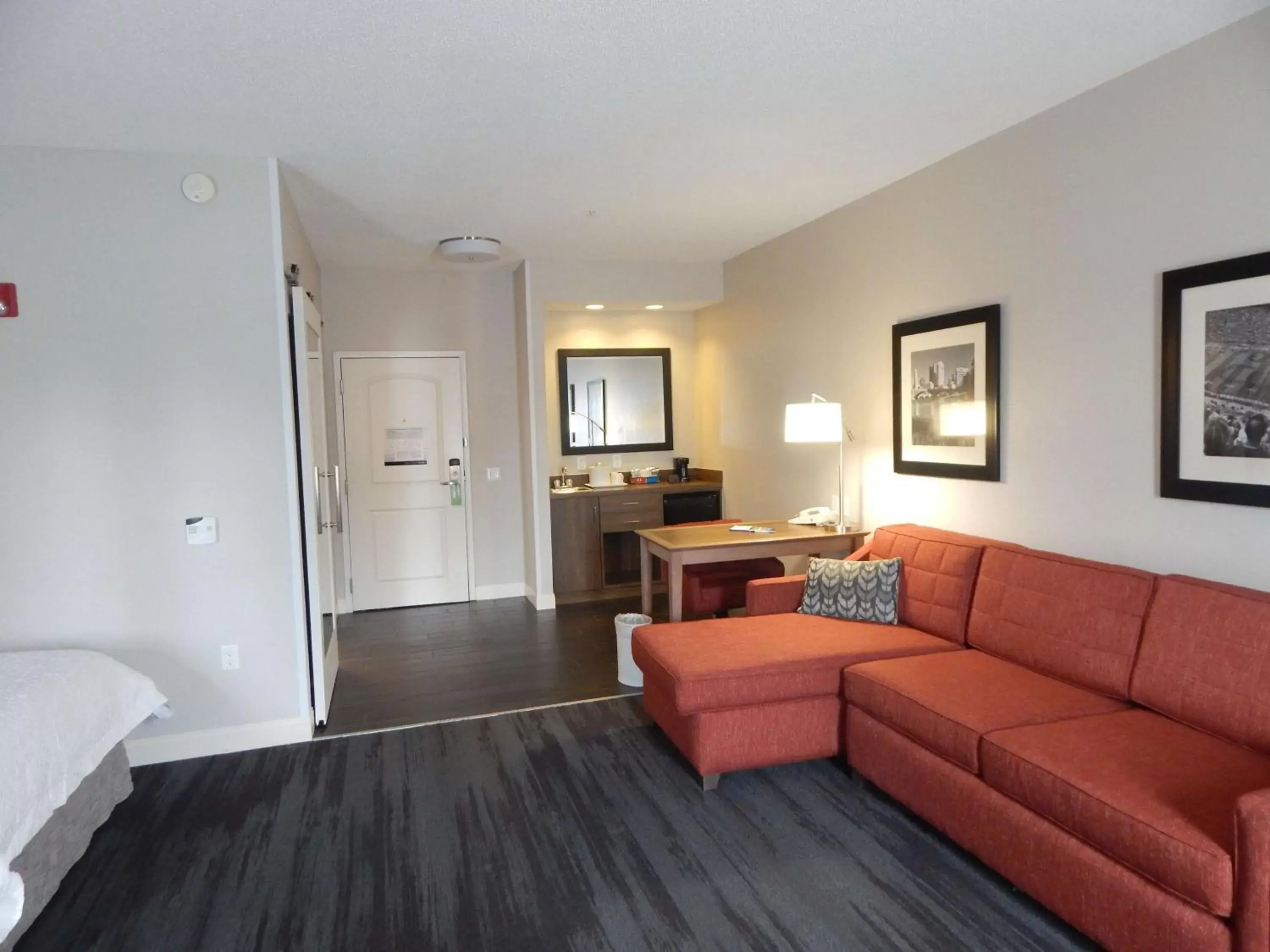 Bedroom, Seating Area in Hampton Inn Heath