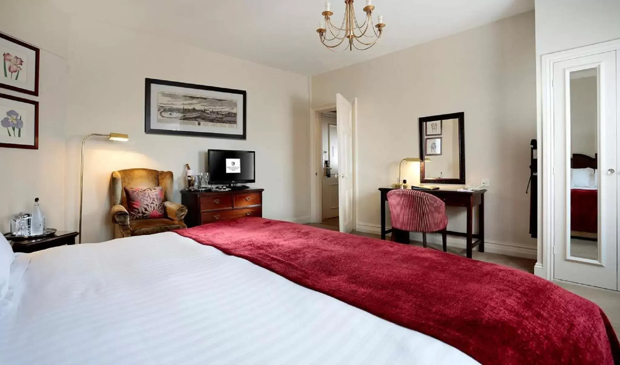 Bedroom, Bed in Macdonald New Blossoms Hotel