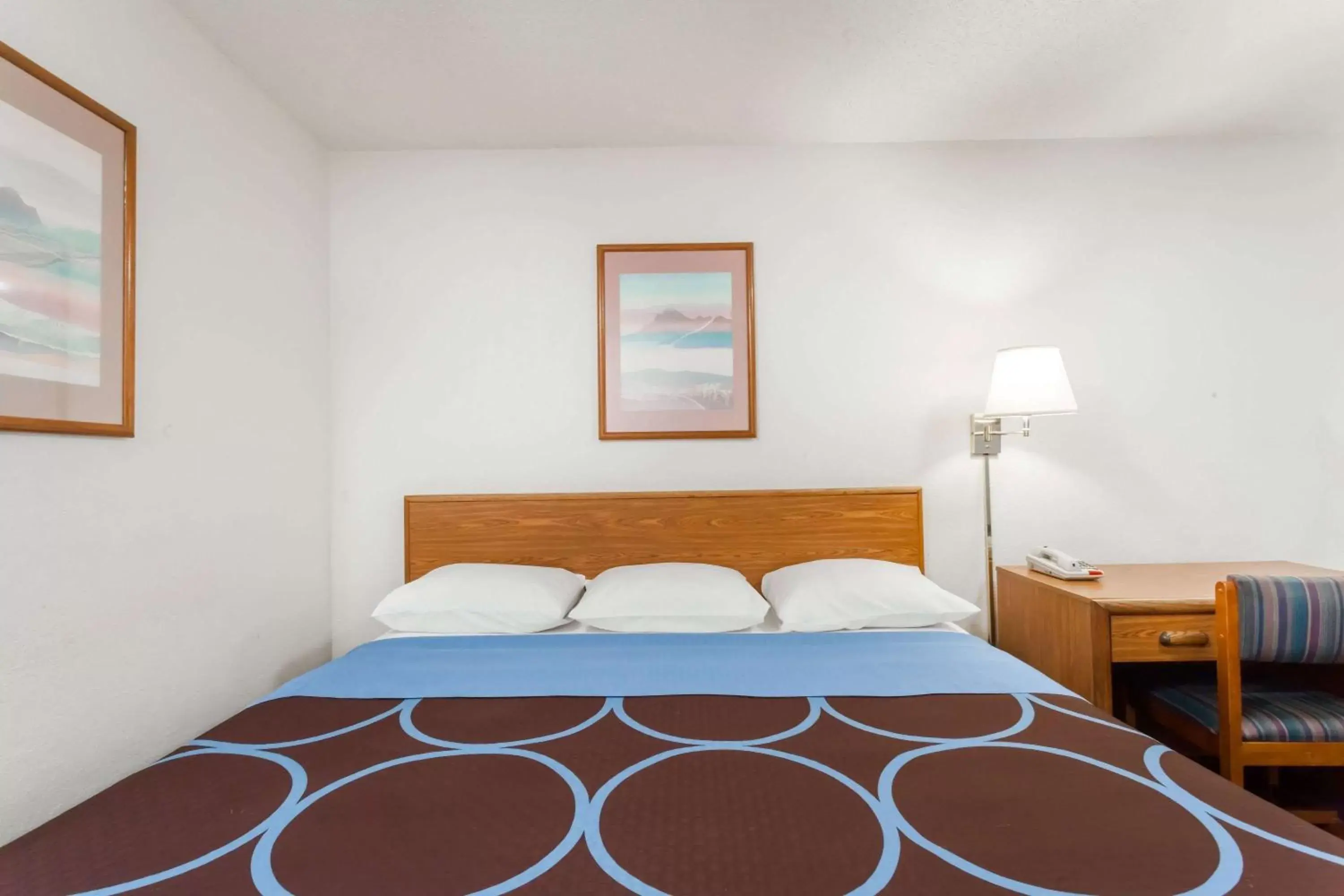 Photo of the whole room, Bed in Super 8 by Wyndham Sidney NY