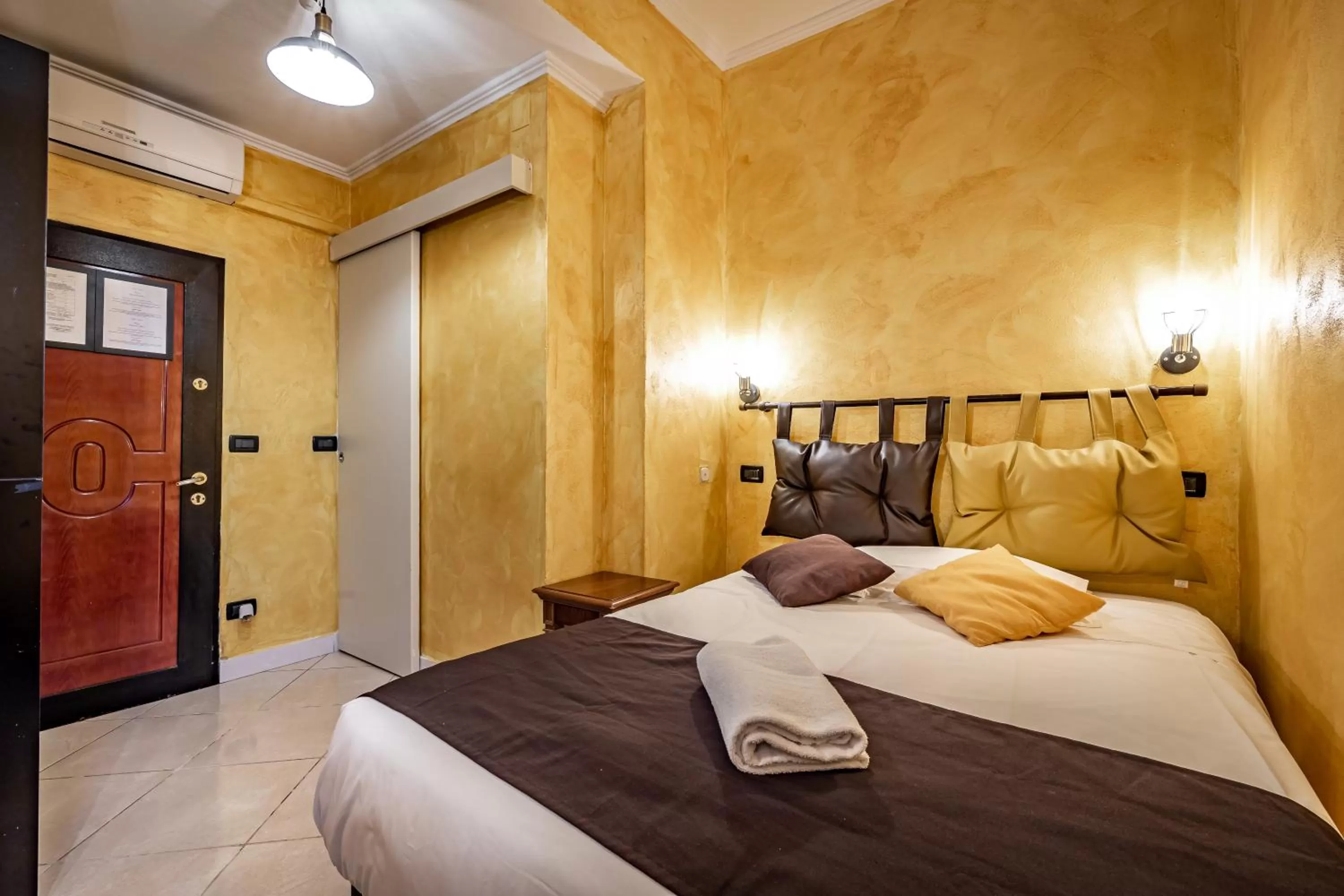 Bedroom, Bed in HOTEL VENETO con accesso ZTL