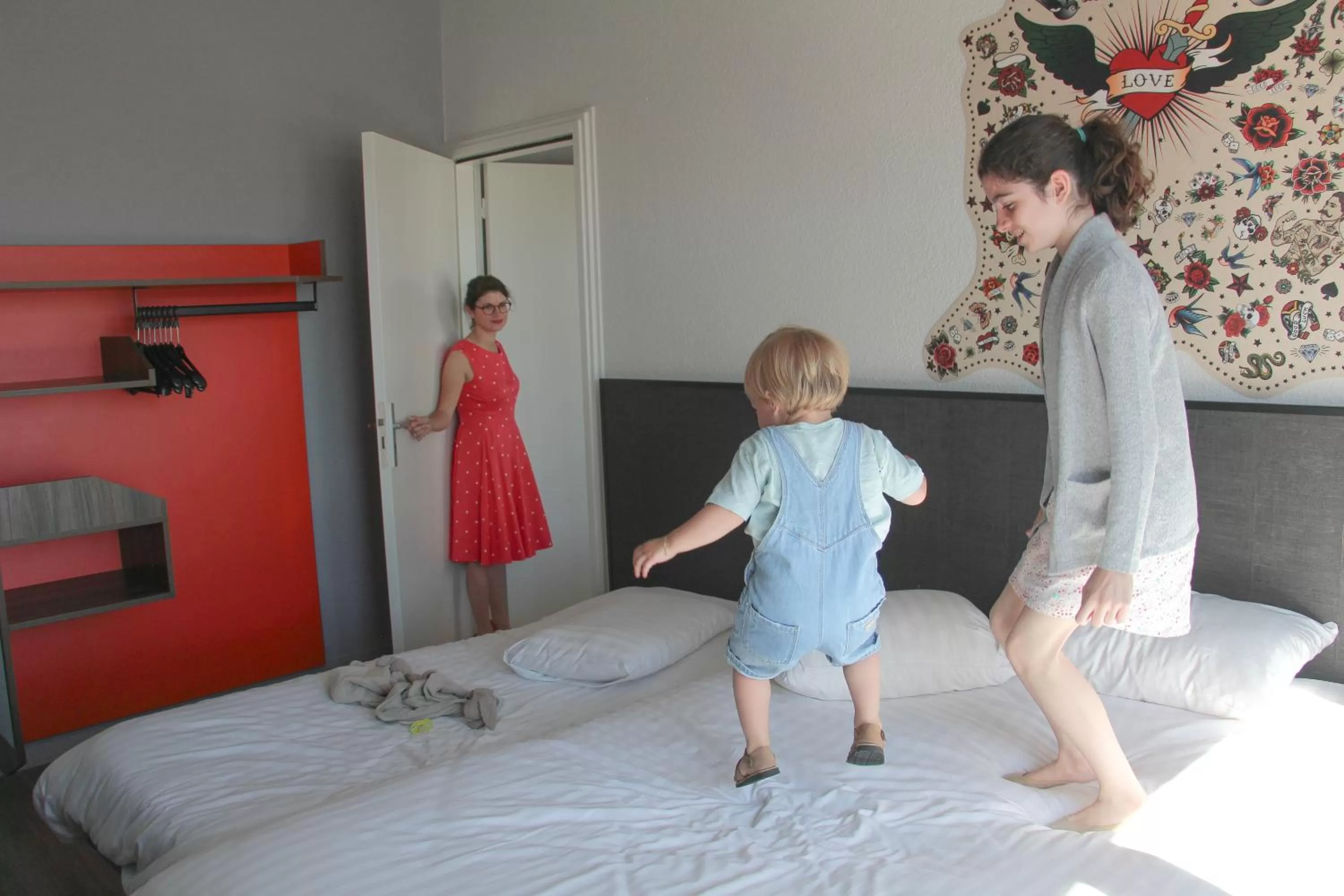 People, Bed in Hôtel The Originals City Le Berry - proche centre-ville - Gare - parking - recharge véhicule