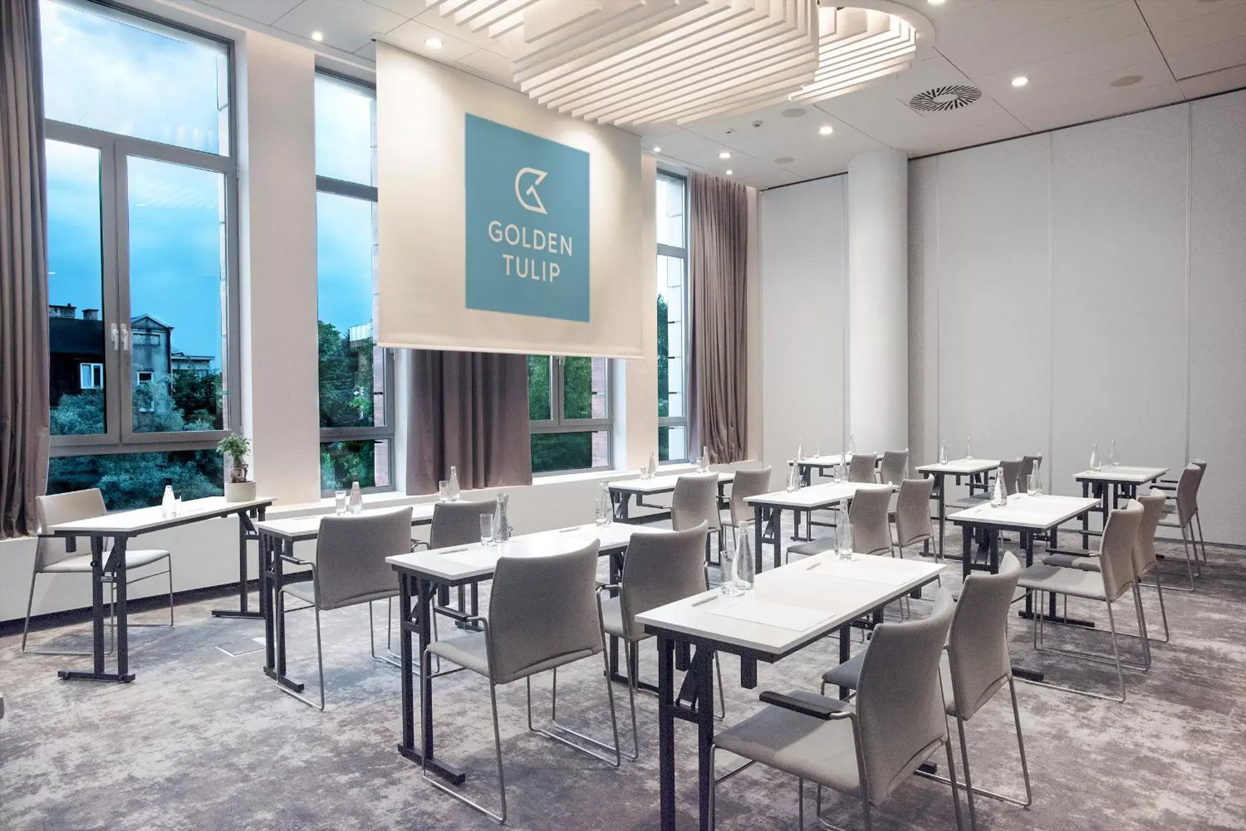 Meeting/conference room, Restaurant/Places to Eat in Golden Tulip Warsaw Airport