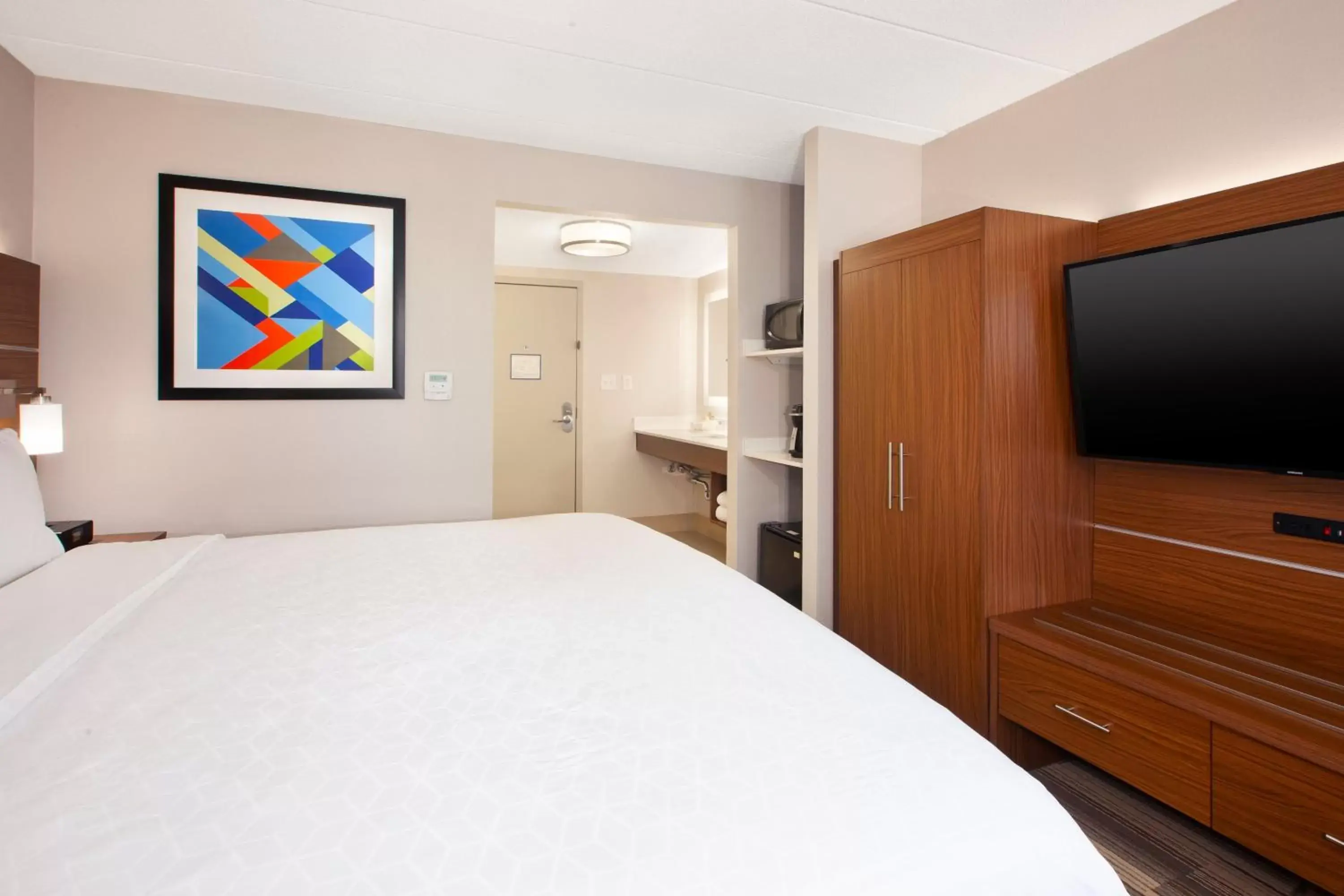 Photo of the whole room, Bed in Holiday Inn Express Fairfax-Arlington Boulevard, an IHG Hotel