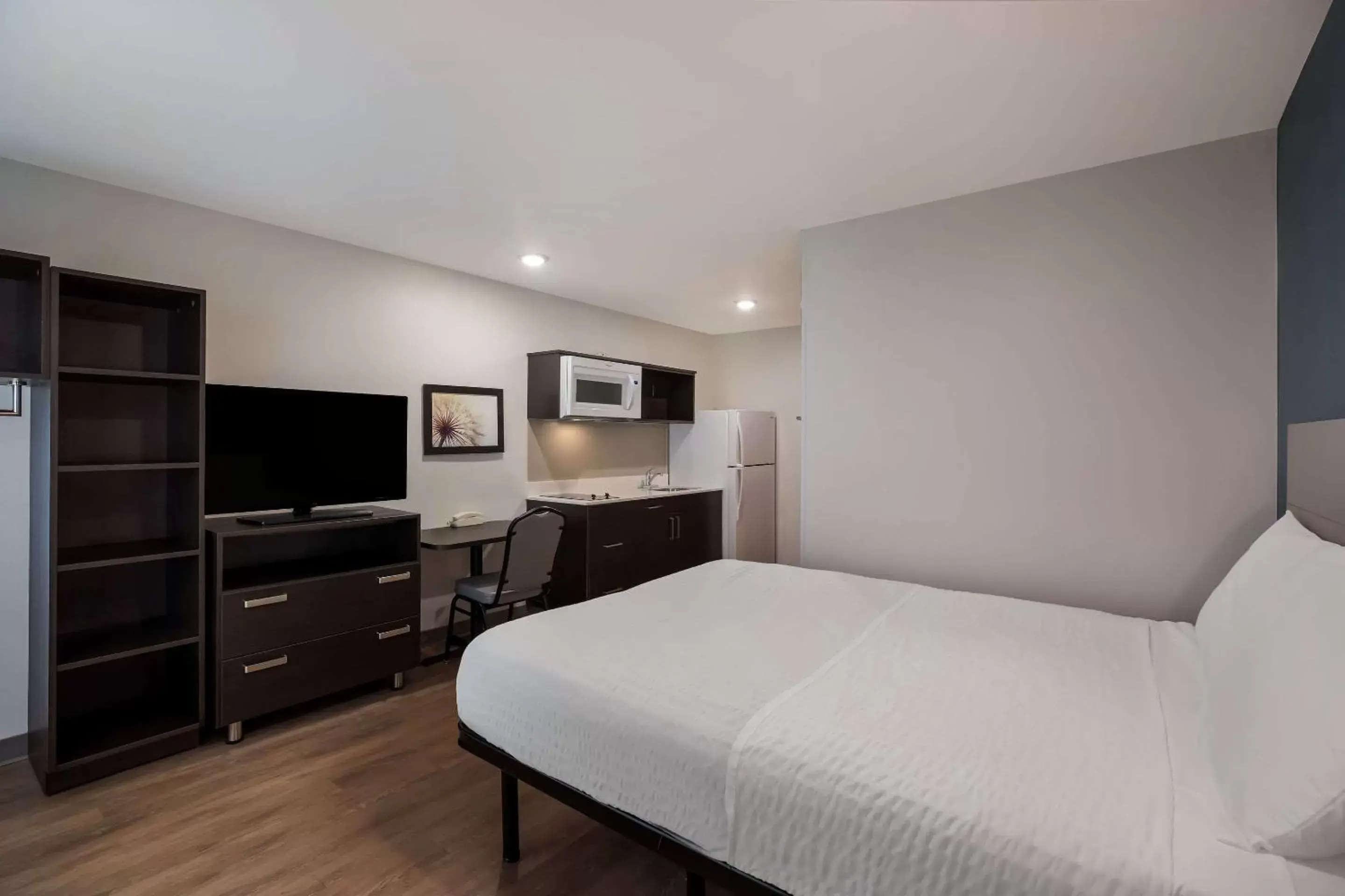 Bedroom, Bed in WoodSpring Suites Orlando West - Clermont