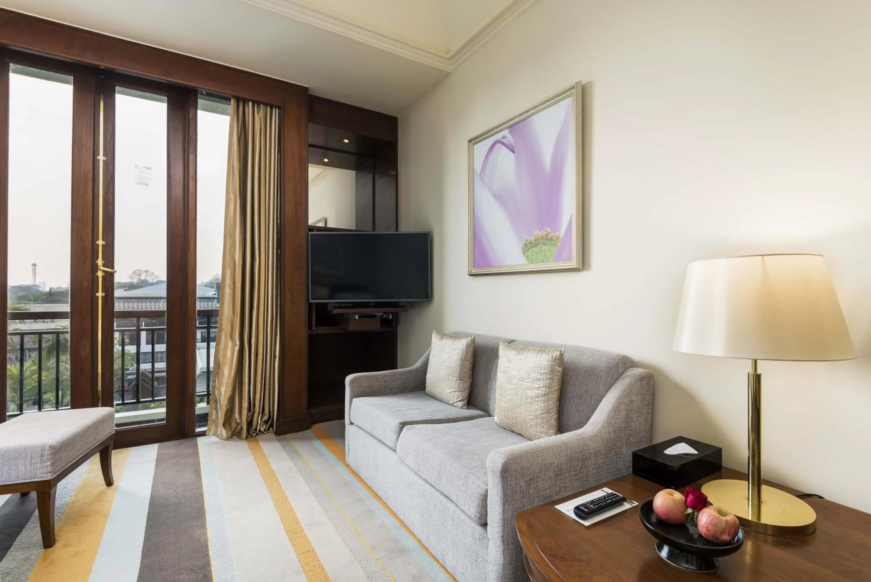 TV and multimedia in Chatrium Hotel Royal Lake Yangon