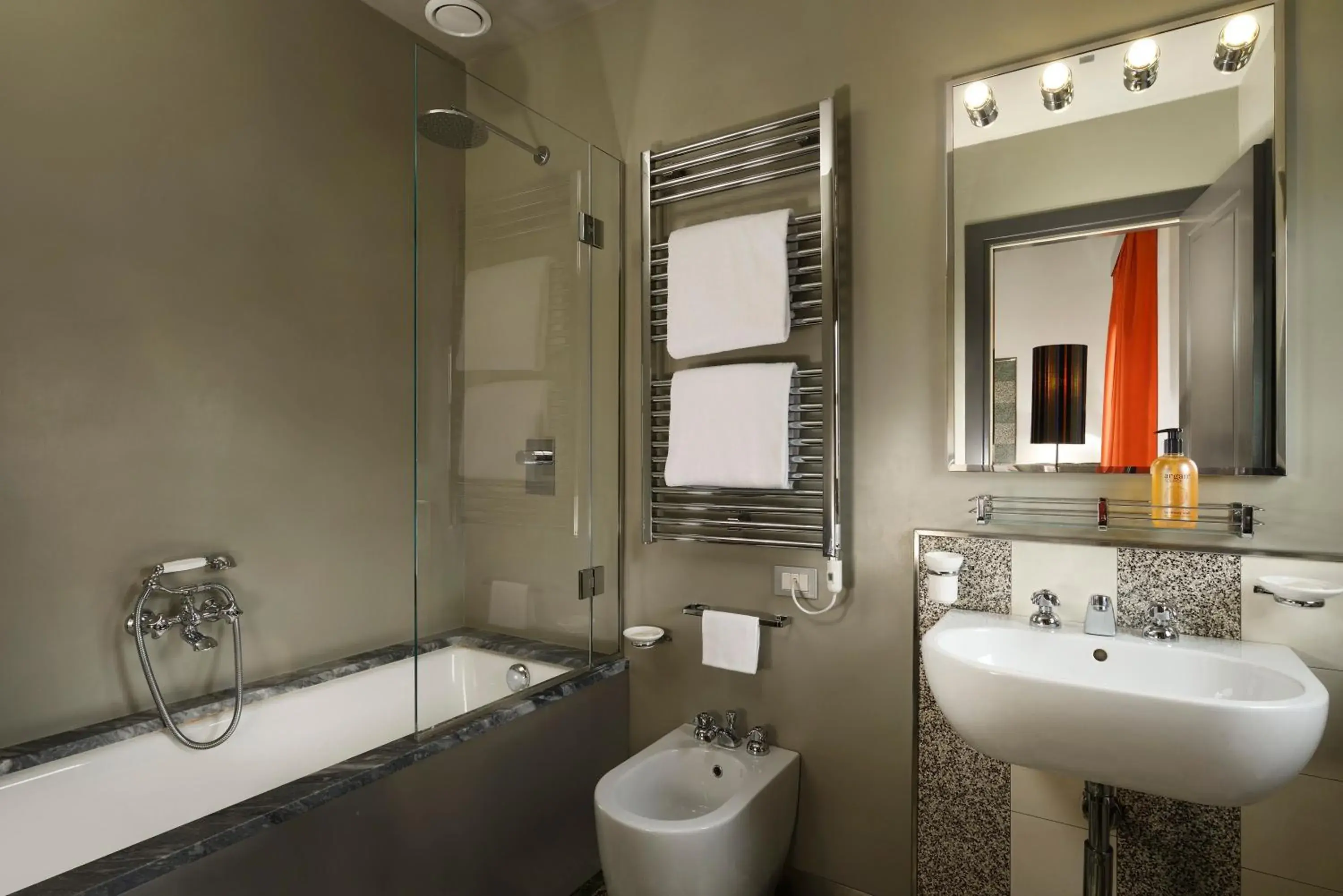 Bathroom in Hotel Universo - WTB Hotels