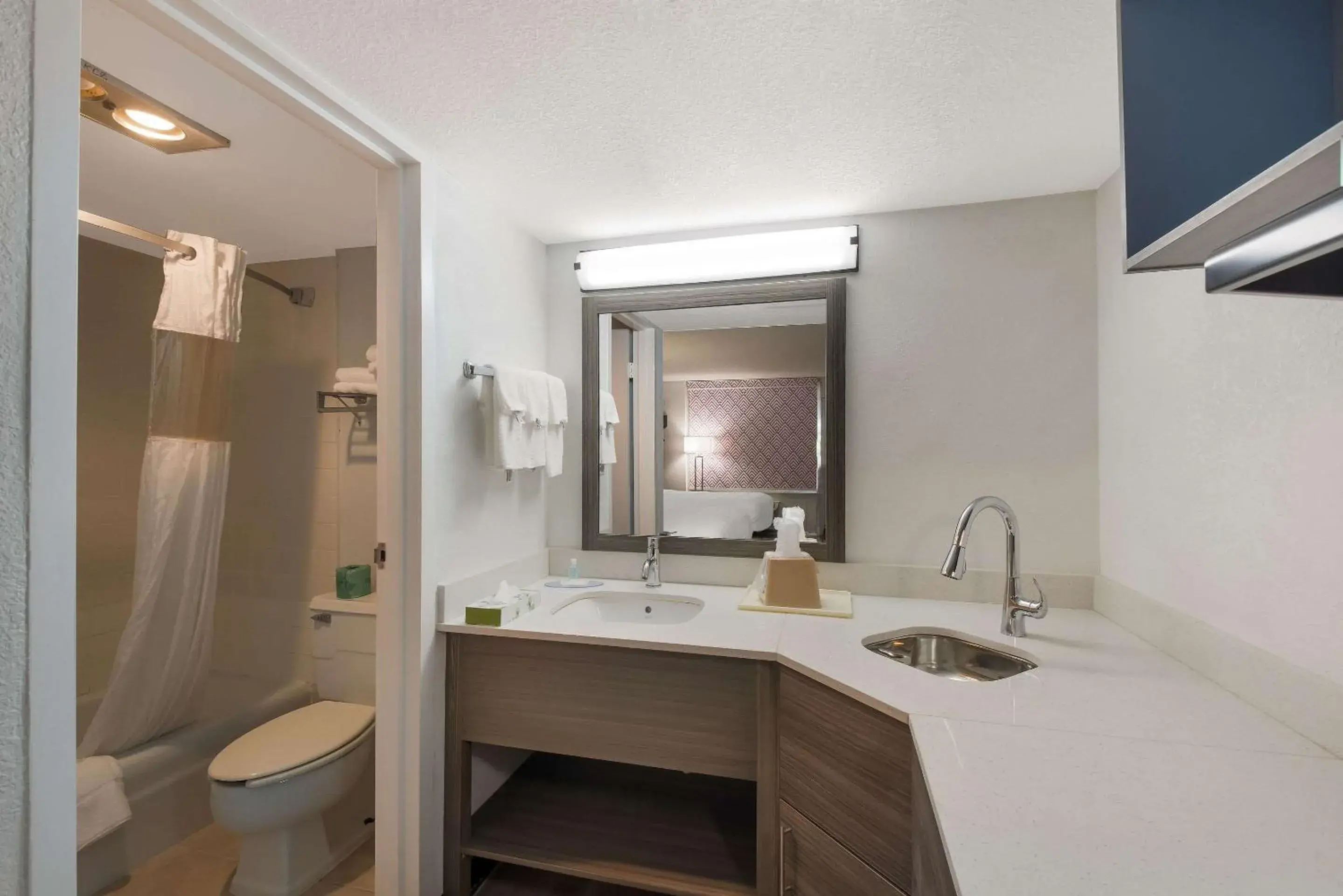 Bedroom in Suburban Studios Cleveland Central Bedroom in Suburban Studios Cleveland Central