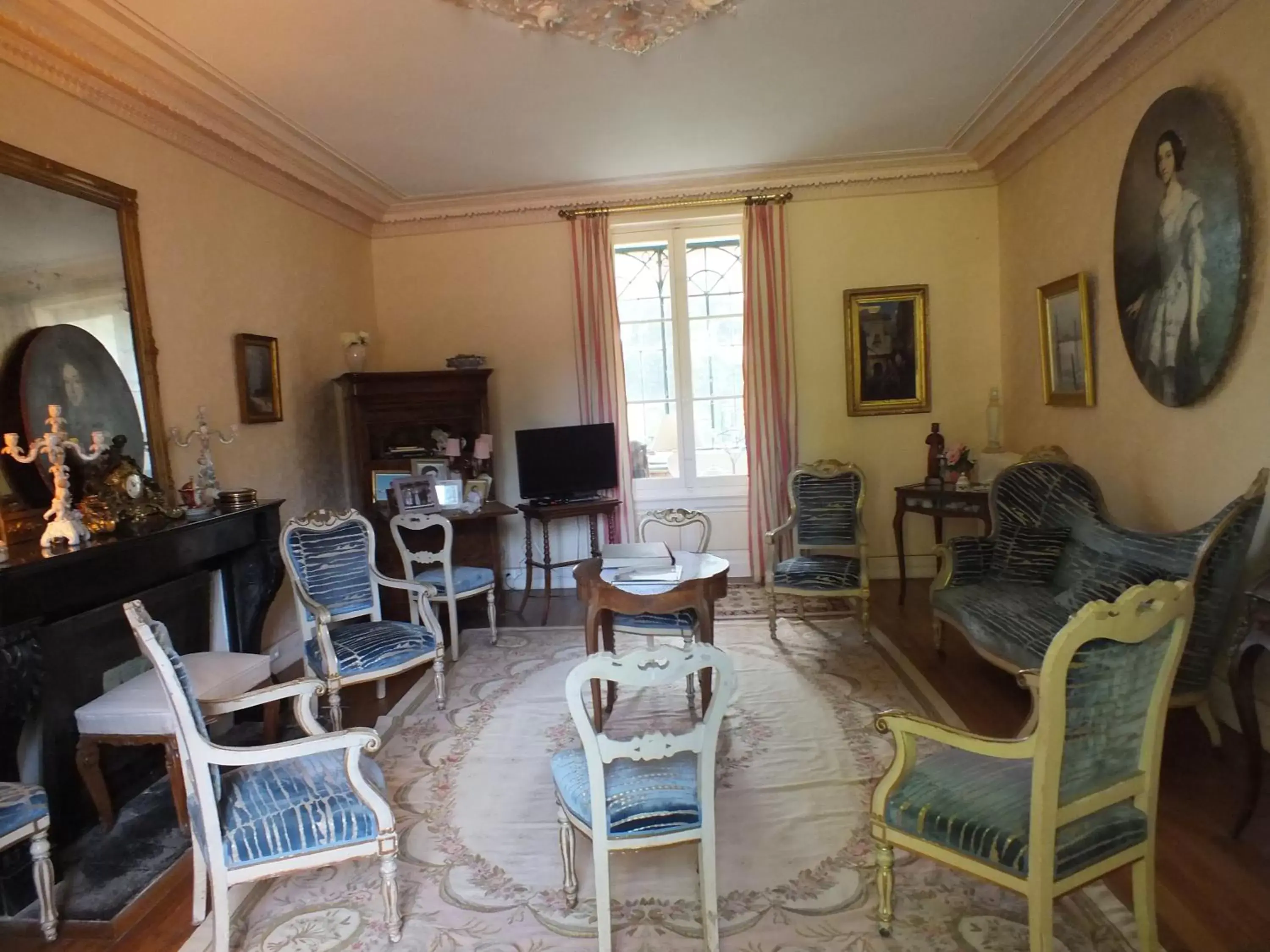 Living room, Seating Area in Château de Nazé