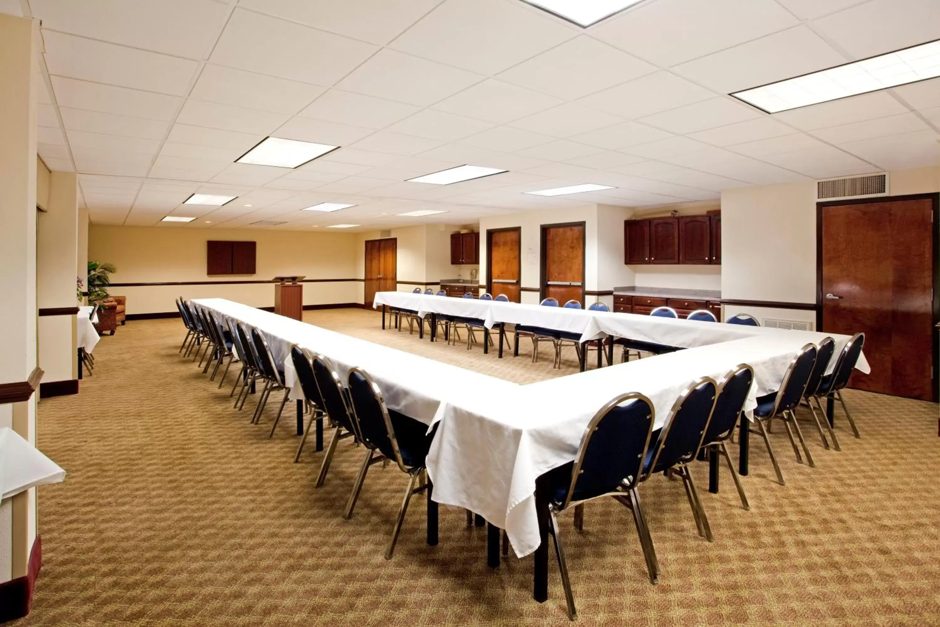 Meeting/conference room in Lexington Inn and Suites