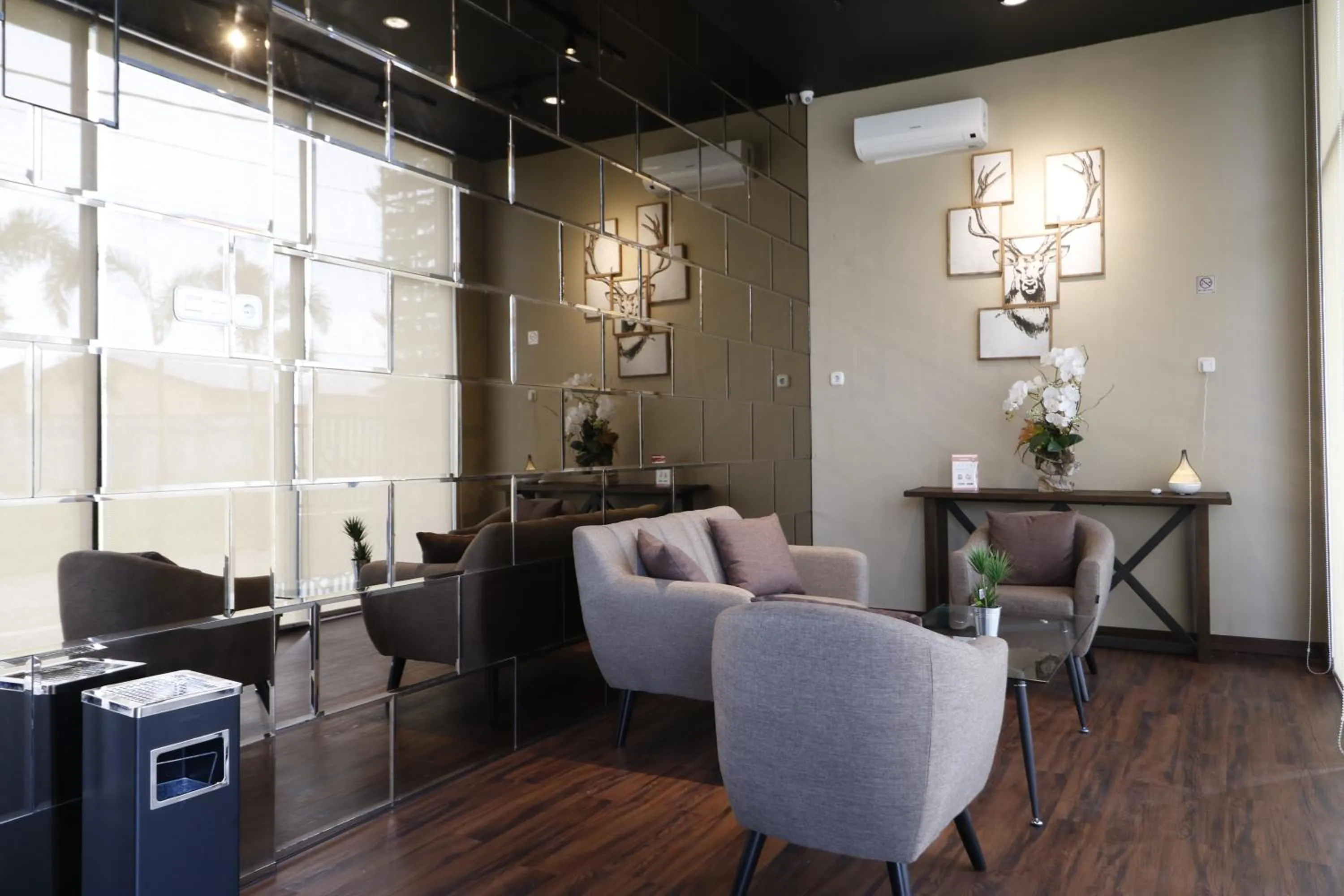 Seating area in RedDoorz Plus near Universitas Sumatera Utara