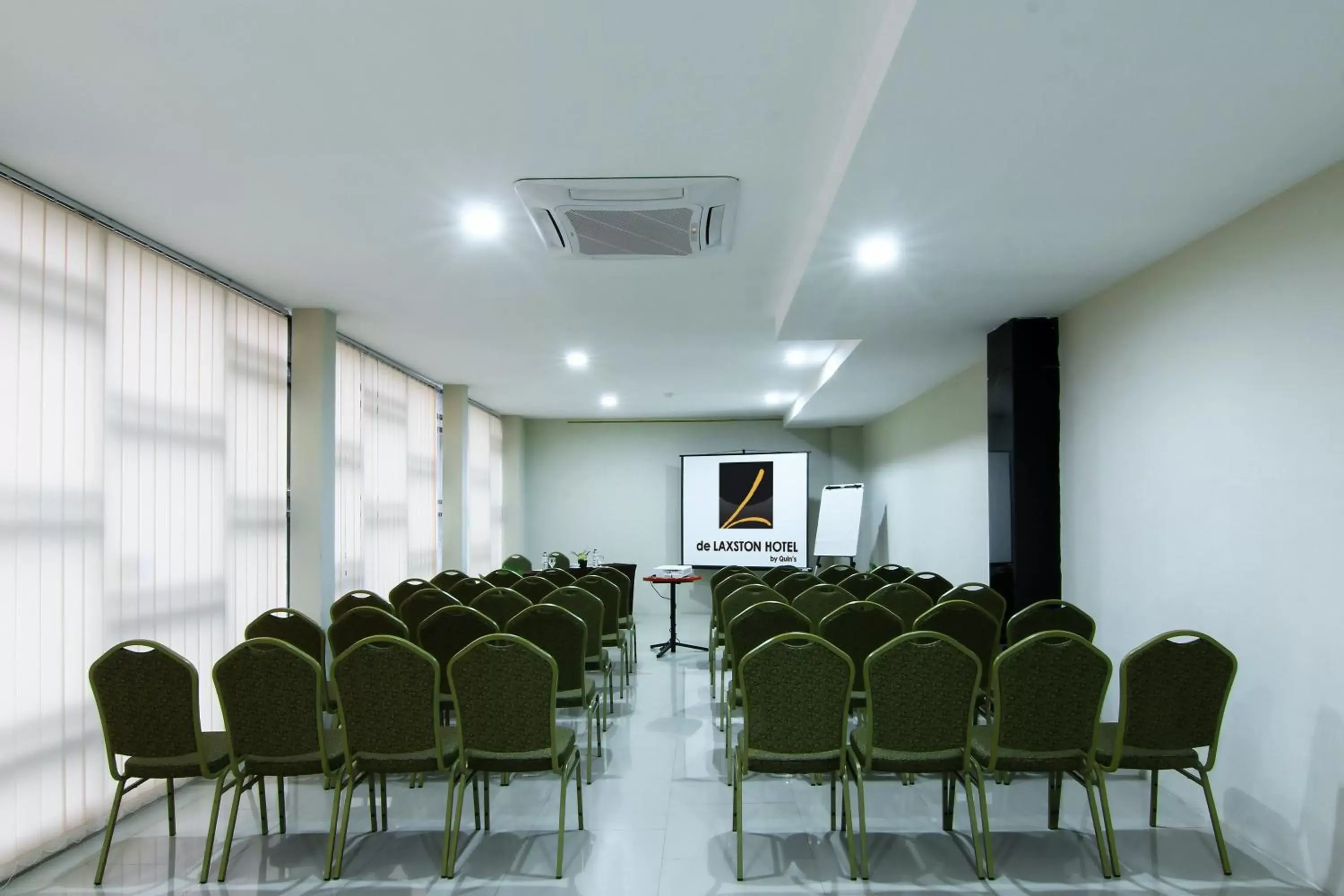 Meeting/conference room in de Laxston Hotel Jogja by AZANA